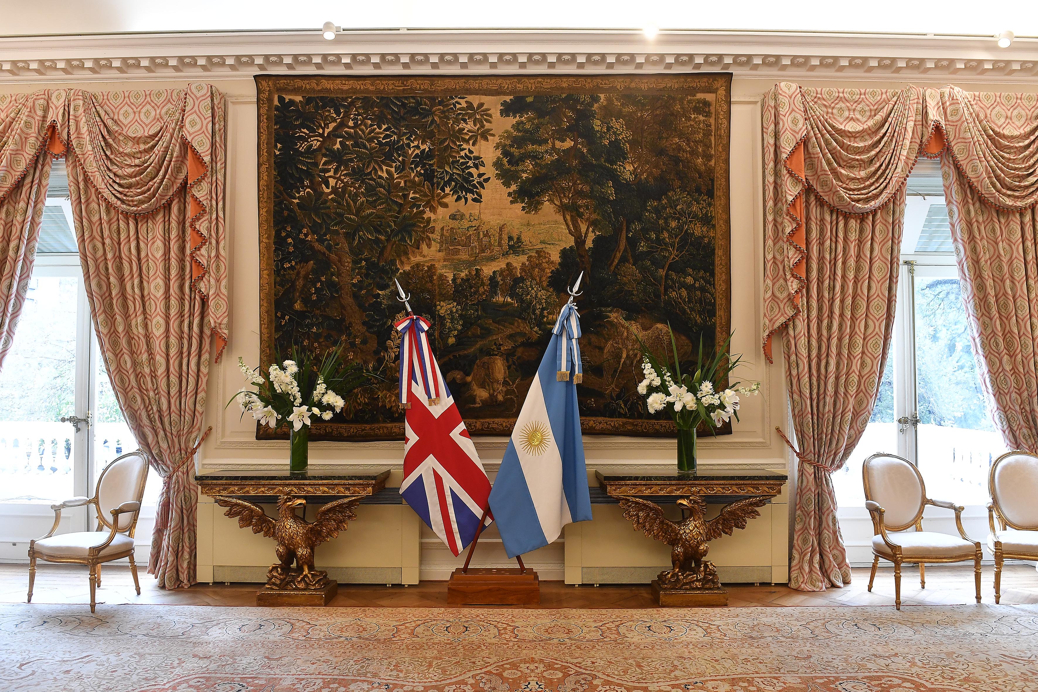 Las banderas del Reino Unido y Argentina. Ambos países mantienen relaciones diplomáticas desde 1823. La actual embajadora británica es Kirsty Hayes (Maximiliano Luna)