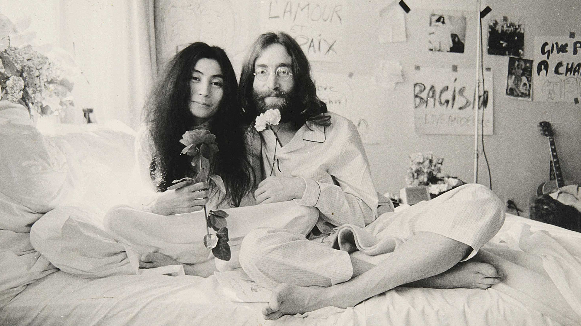 Yoko Ono y John Lennon durante unos de sus famosos "Bed-ins for Peace", acciones de propaganda pacifista realizadas en Amsterdam y Montreal en 1969