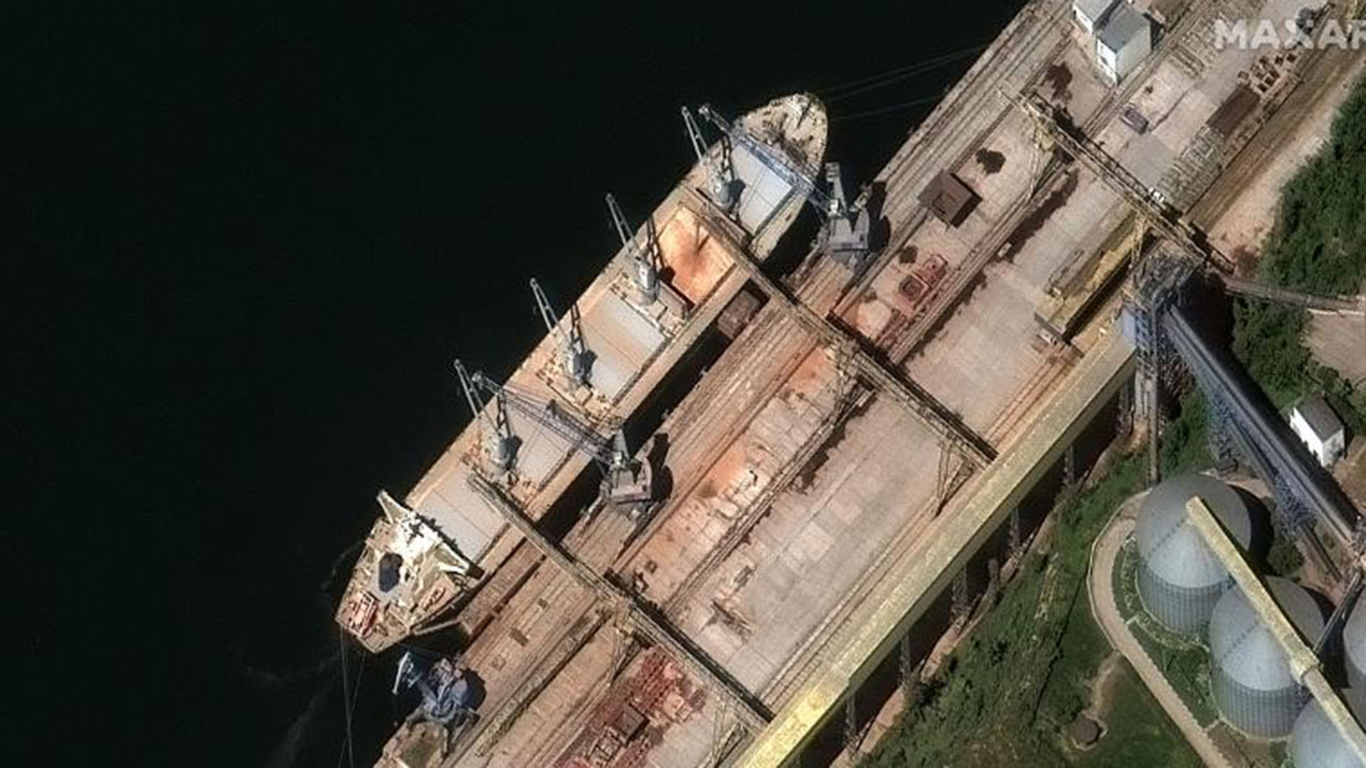 Imágenes satelitales revelan que los rusos estarían cargando en sus barcos tonleadas de grano ucraniano robado