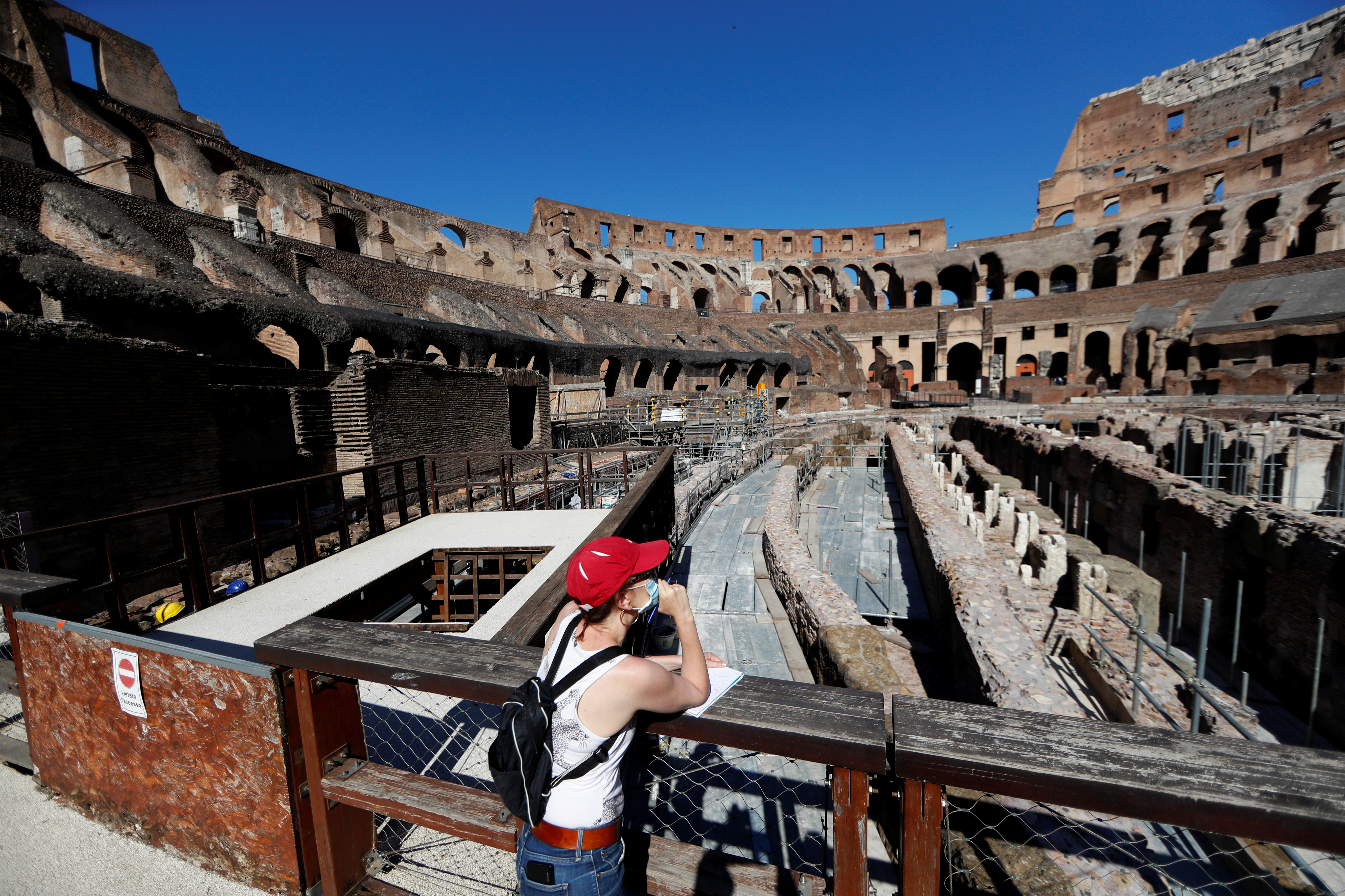 El Coliseo se ha despertado en un mundo distinto al que había conocido hasta hace apenas tres meses y su disfrute ha sido adaptado a una serie de medidas de seguridad para evitar contagios que ya son la tónica habitual en todo el patrimonio italiano. (REUTERS/Yara Nardi)