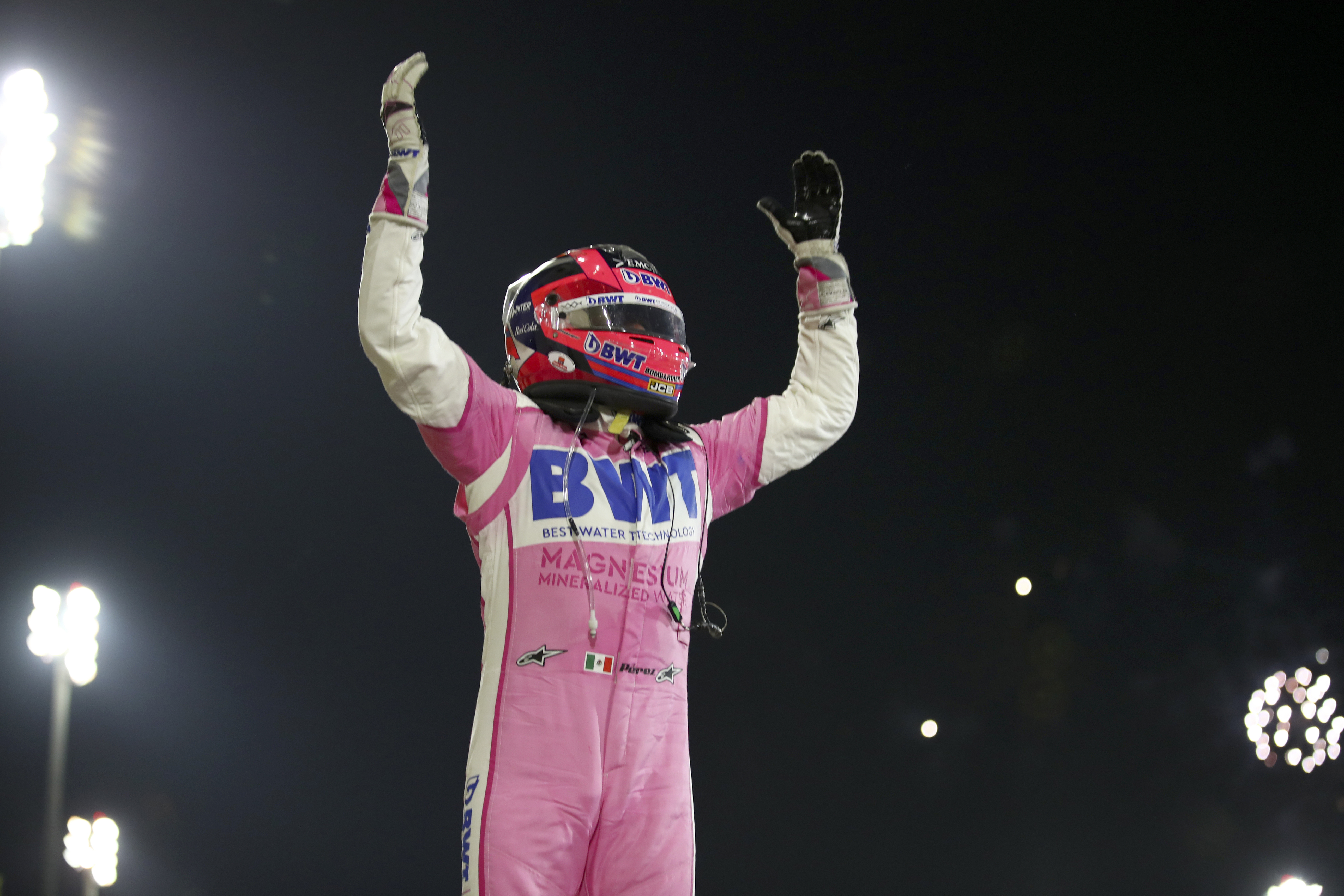 El piloto de Racing Point Sergio Pérez de México celebra su victoria en el Gran Premio de Fórmula 1 de Sakhir, Baréin el domingo 6 de diciembre de 2020.