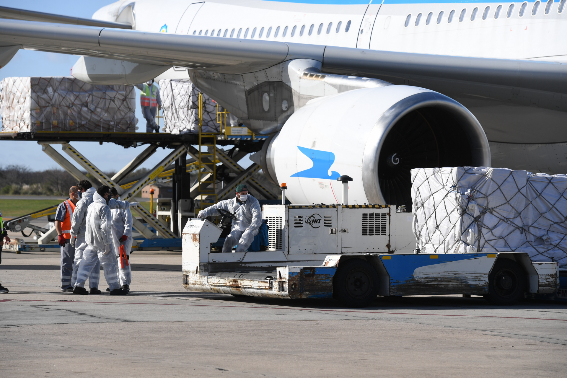 Aeropuertos Argentina 2000 dispuso un espacio de 860 metros cuadrados a disposición de Cruz Roja Argentina dentro del predio de la Unidad de Negocios Terminal de Cargas Argentina (TCA), en Ezeiza, con el objetivo de facilitar el almacenaje de insumos médicos importados
