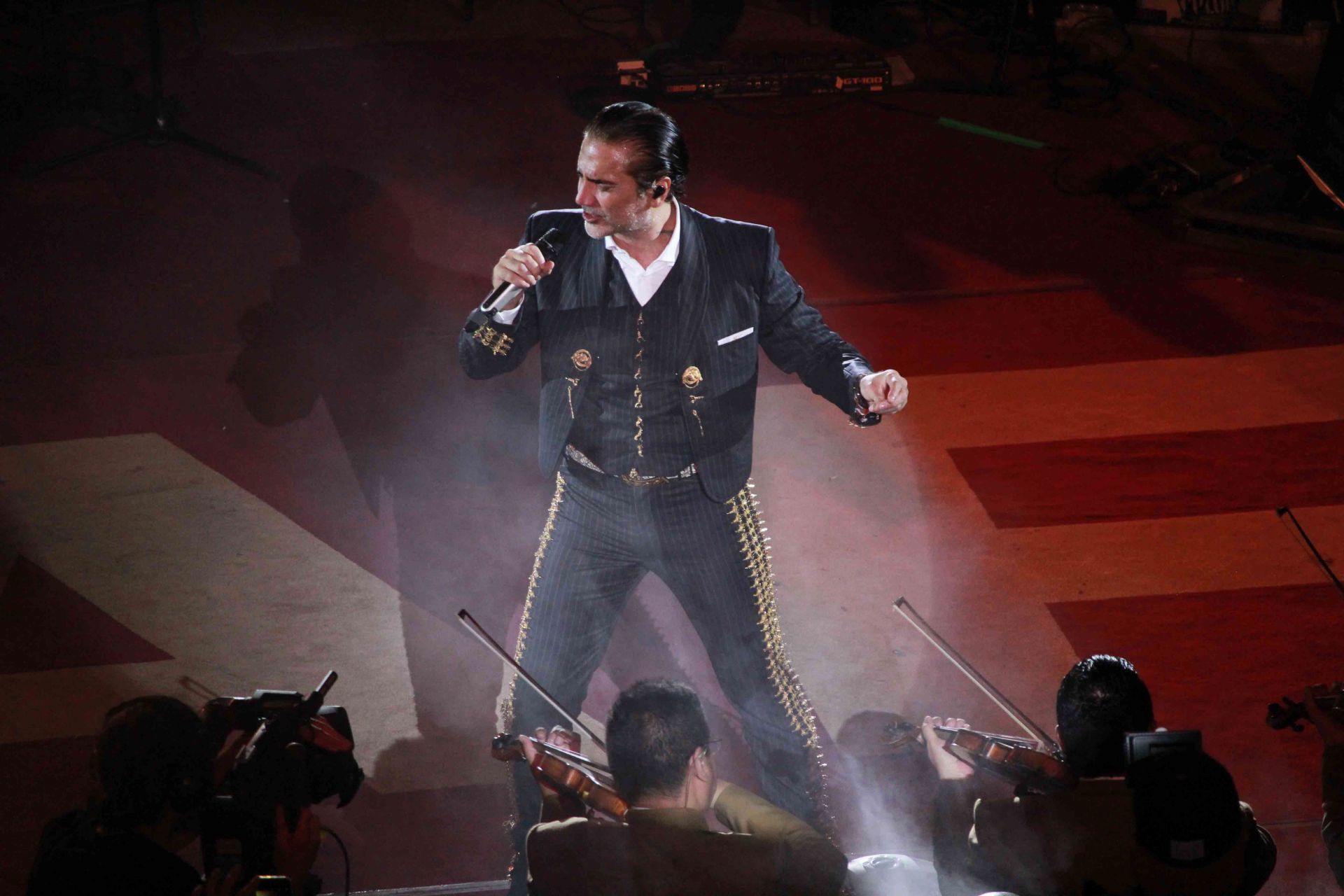 El cantante mexicano rindió un homenaje a Vicente Fernández con fotografías de sus momentos más felices en el escenario, pues compartieron micrófono en innumerables espectáculos

FOTO: MARCELO PALACIOS /CUARTOSCURO.COM