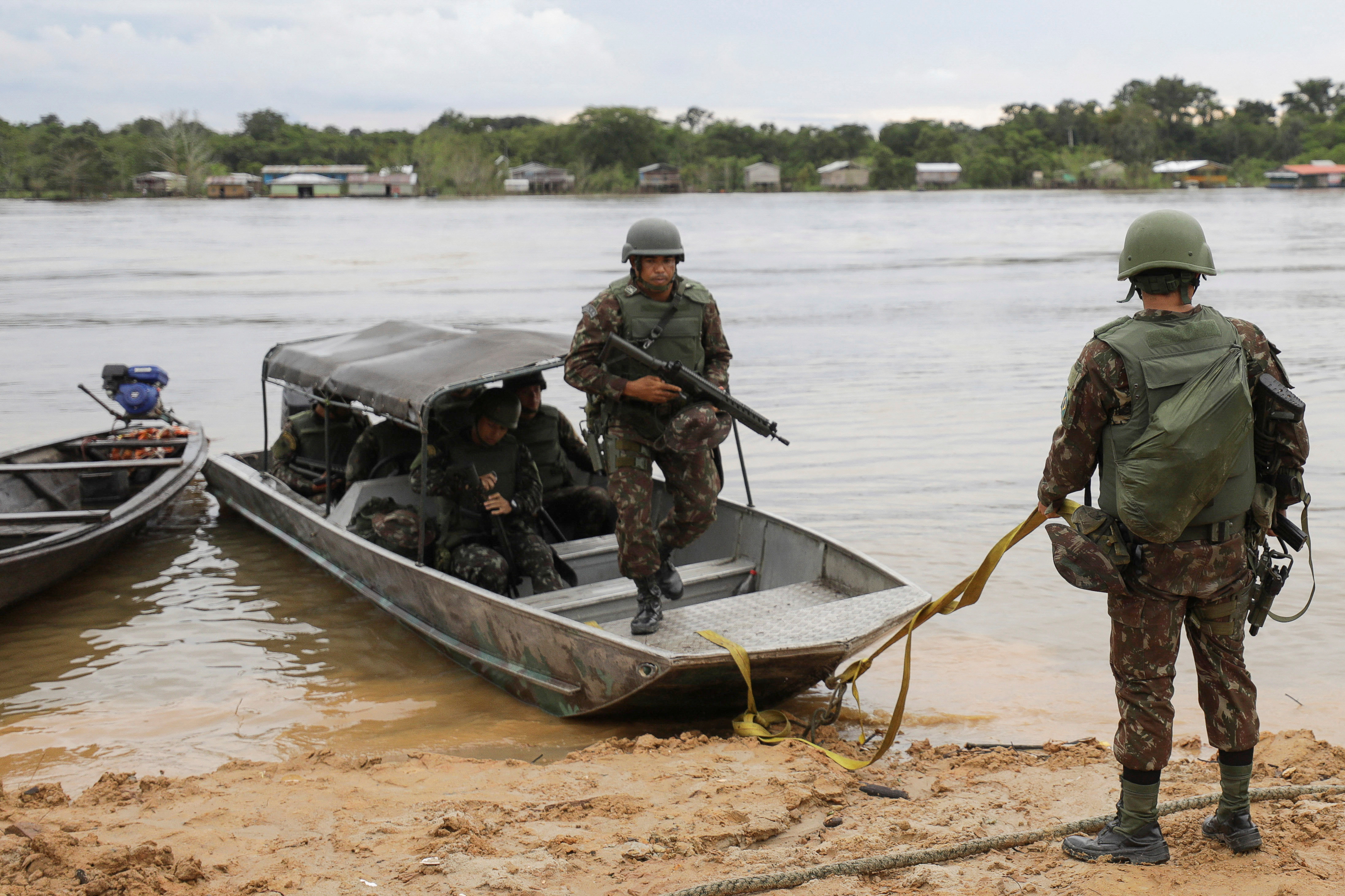 Soldados brasileños descienden de una embarcación durante la operación de búsqueda de Phillips y Pereira (REUTERS/Bruno Kelly)