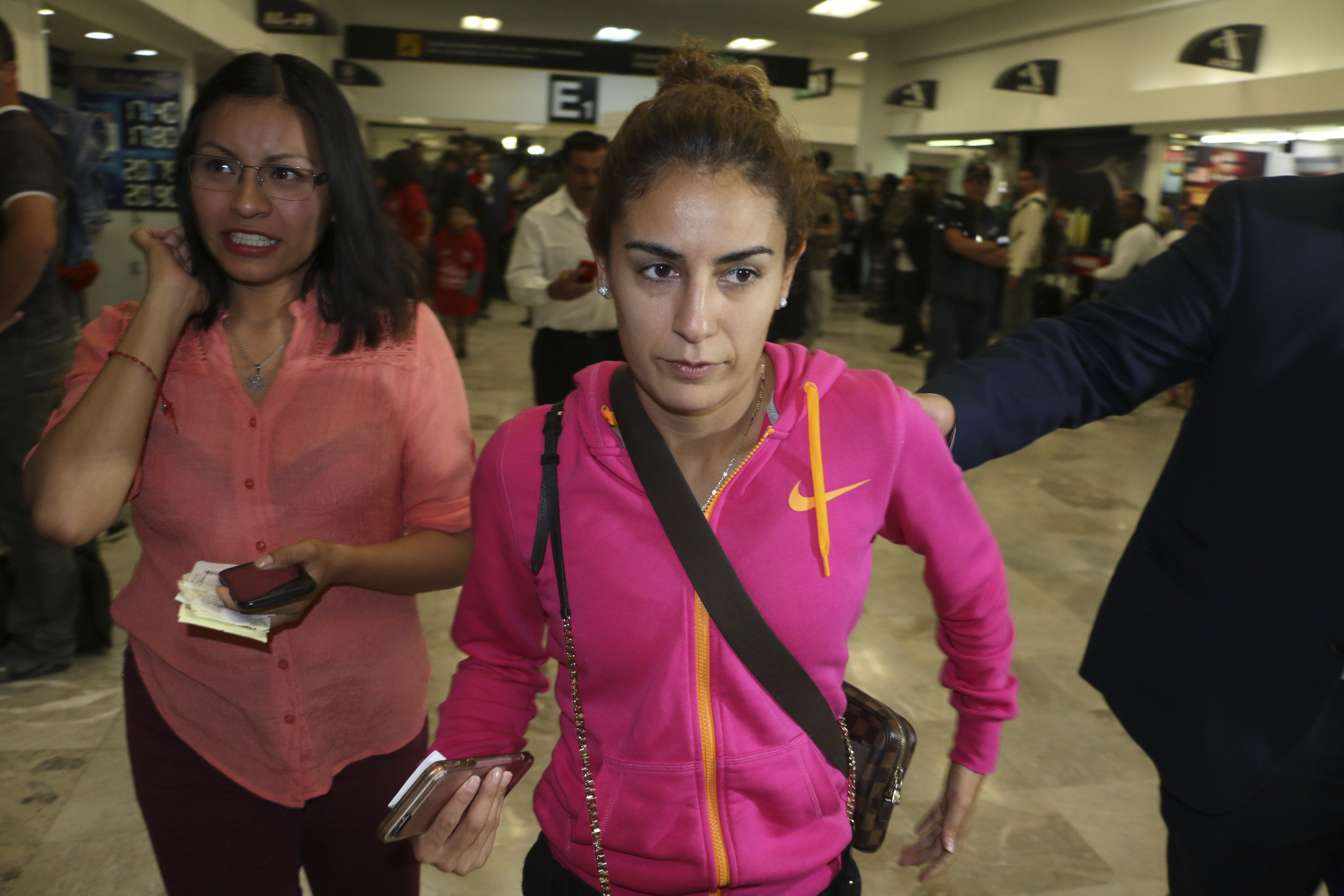 CIUDAD DE MÉXICO, 24AGOSTO2016.- La clavadista Paola Espinosa a su llegada al aeropuerto de la Ciudad de México.
FOTO: SAÚL LÓPEZ /CUARTOSCURO