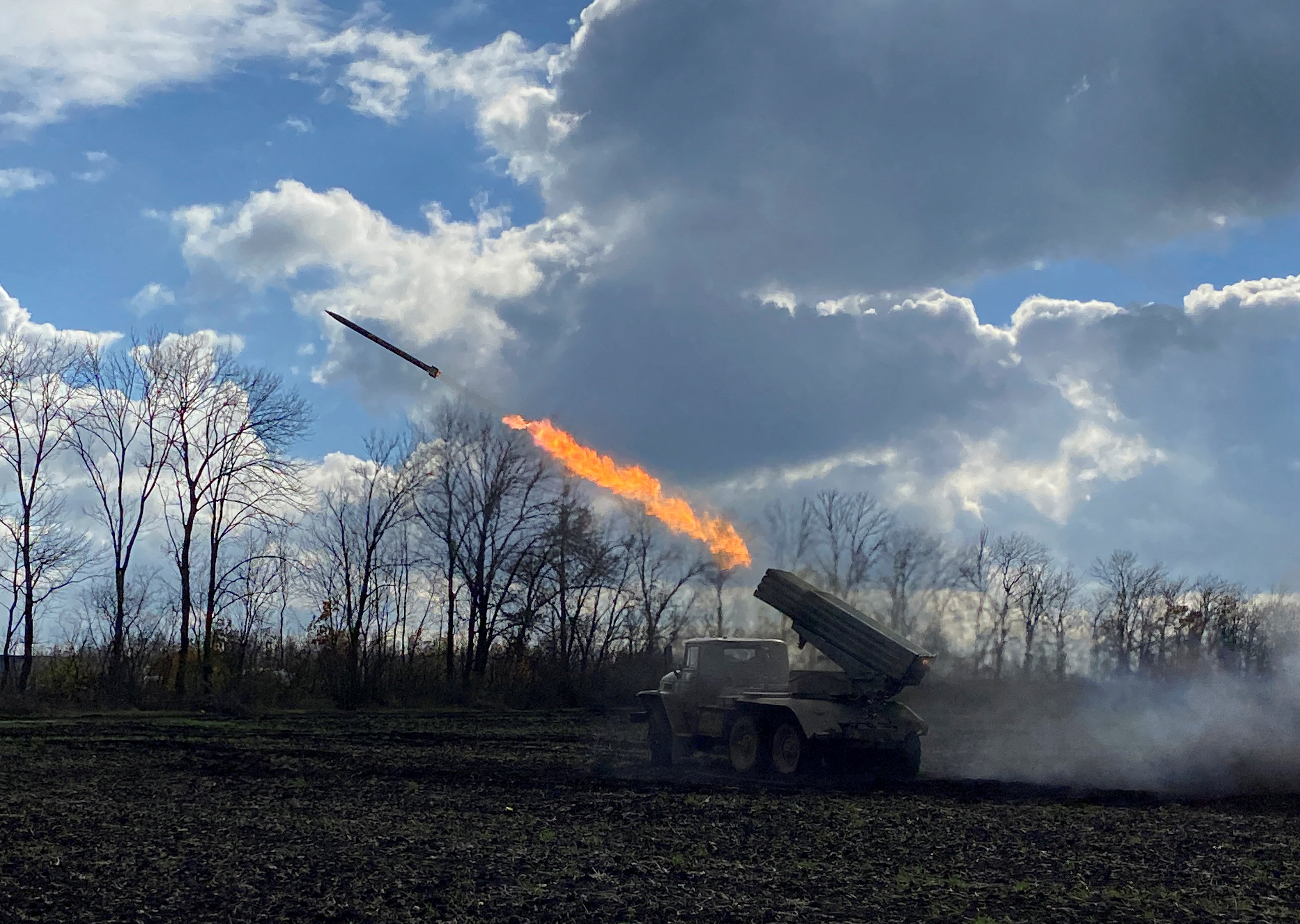 Militares ucranianos disparan con un sistema de cohetes de lanzamiento múltiple BM21 Grad en una línea de frente en la frontera de las regiones de Kharkiv y Luhansk, mientras continúa el ataque de Rusia a Ucrania, Ucrania 3 de noviembre de 2022.  REUTERS/Vitalii Hnid