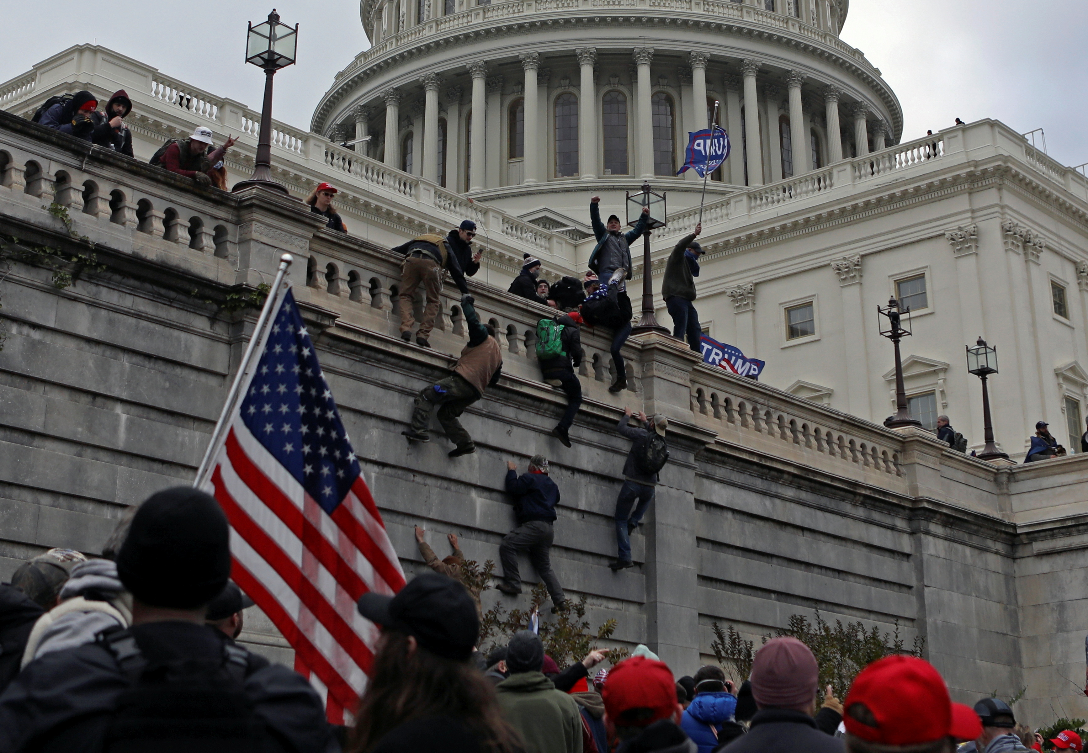 Activistas en favor de Donald Trump trepan al Capitolio el miércoles pasado para interrumpir la proclamación de Joe Biden como nuevo presidente de los Estados Unidos (Reuters)