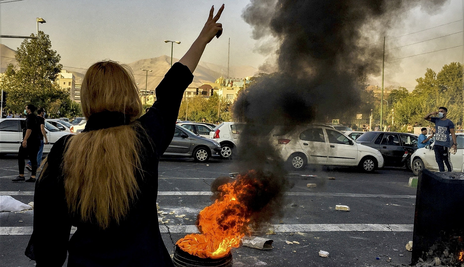 ARCHIVO - En esta fotografía tomada en Teherán el 1 de octubre de 2022 por una persona no empleada por The Associated Press y obtenida por la AP fuera de Irán, varios iraníes protestan por la muerte de Mahsa Amini, de 22 años, después de que fuera detenida por la policía moral. (AP Foto/Middle East Images, archivo)