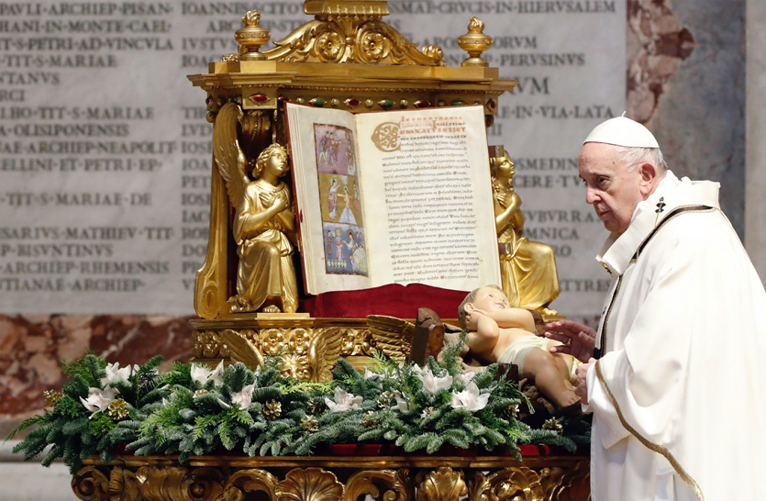 El papa Francisco durante la misa que presidió este miércoles en la Basílica de San Pedro del Vaticano con motivo de la Epifanía. EFE/EPA/KAMIL JASINSKI
