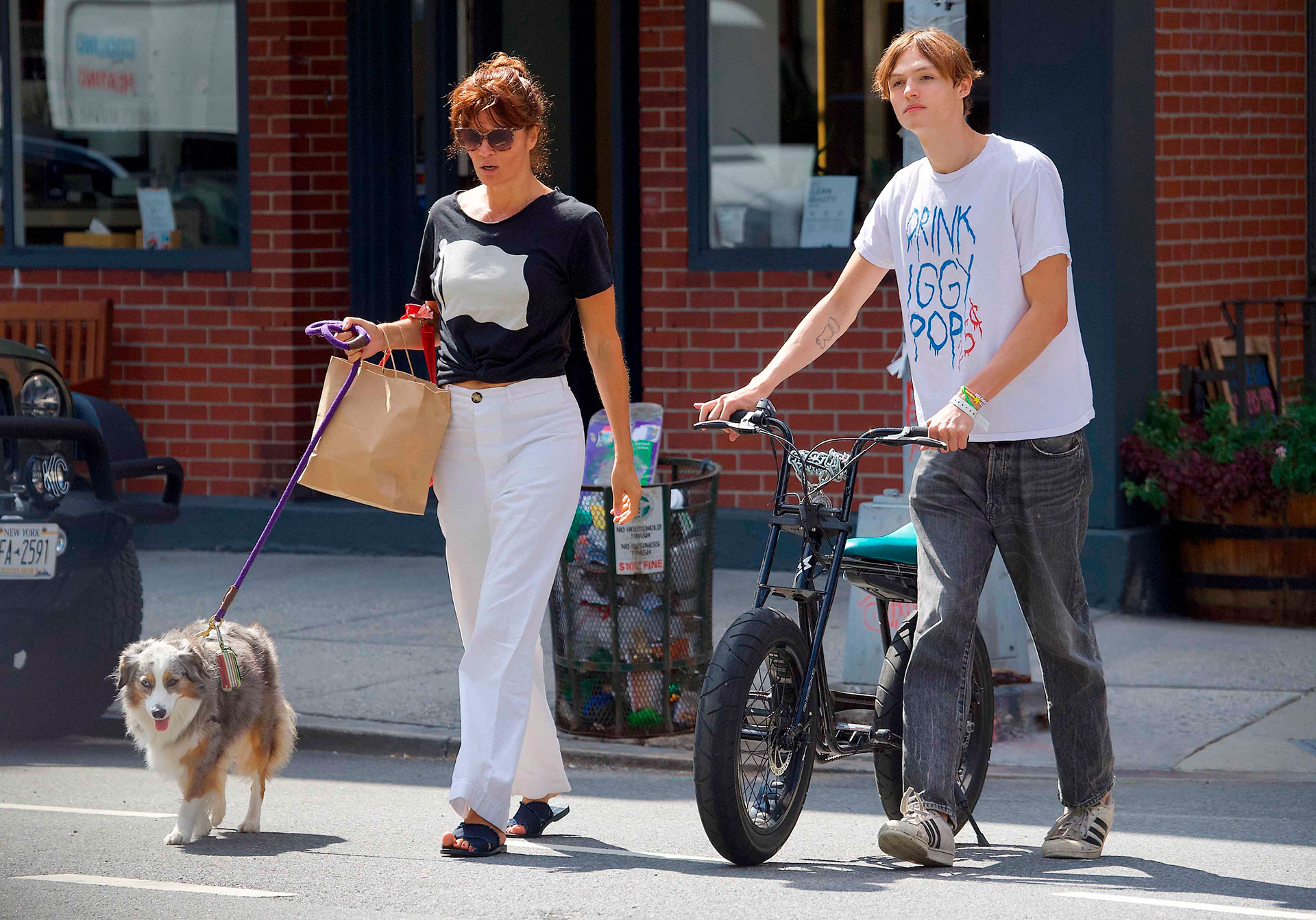 Paseo en familia. Helena Christensen disfrutó de un día al aire libre con su hijo Mingus, quien llevó su bicicleta, y su mascota por las calles de Nueva York. La modelo lució una remera negra estampada y un pantalón blanco