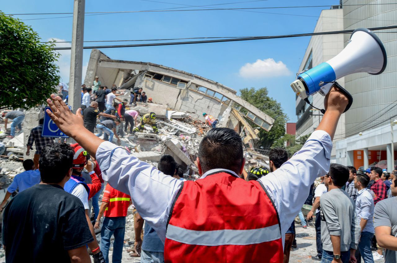 Decenas de personas entre cuerpos de rescate y sociedad en general ayudan en las labores de rescate entre los escombros de edificios que colapsaron tras el fuerte sismo de 7.1 grados en escala de richter que se registró esta tarde en la Ciudad de México (Foto: Cuartoscuro)