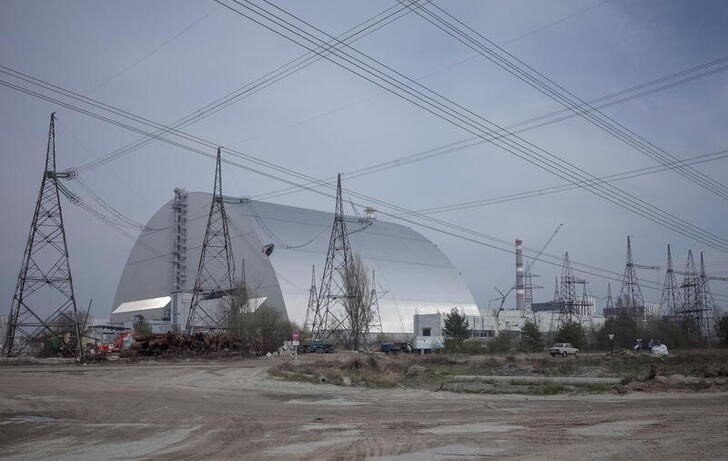 Foto de archivo de la estructura que cubre el reactor 4 de la central nuclear de Chernóbil. (April 5, 2017.  REUTERS/Gleb Garanich)
