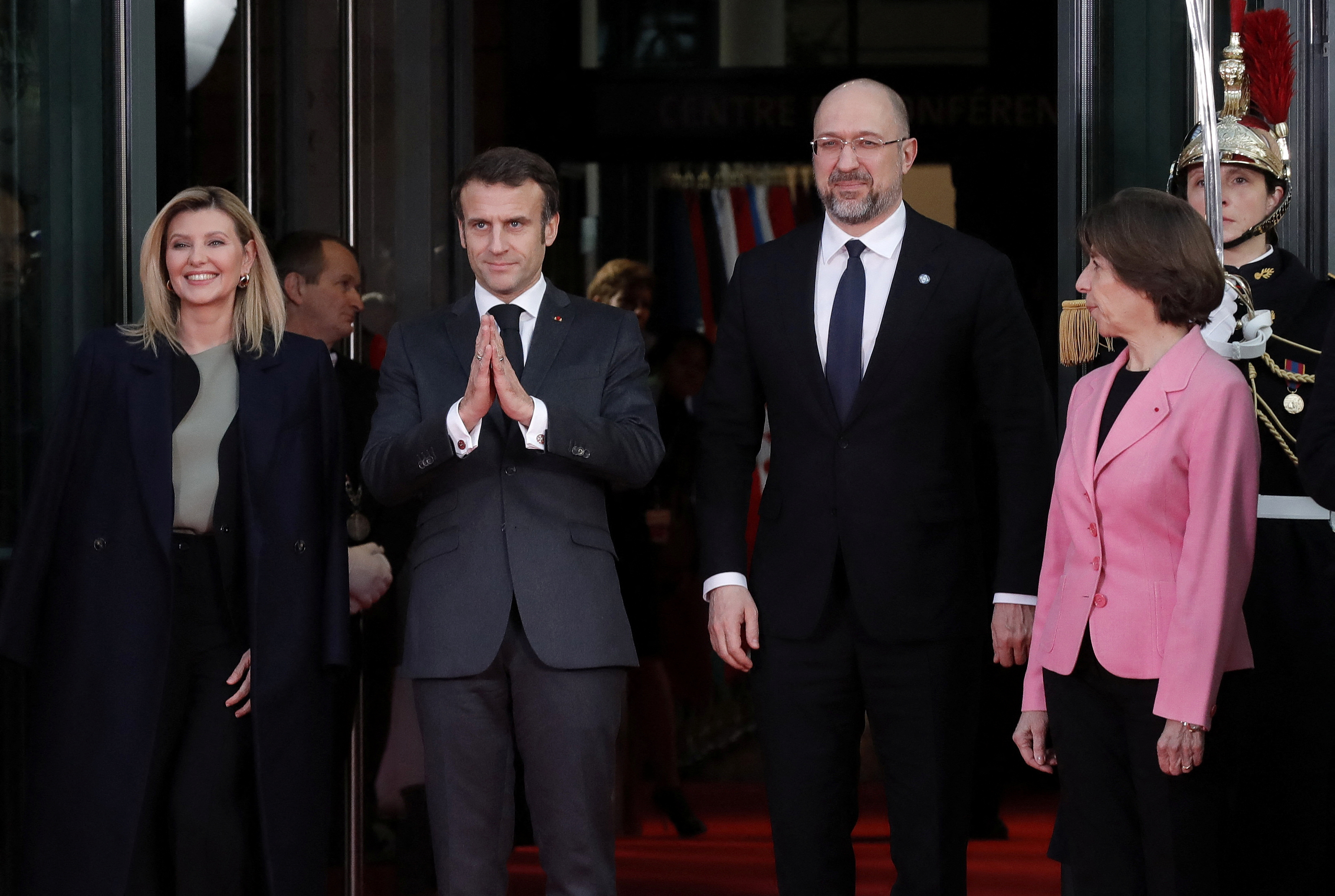 La primera dama ucraniana, Olena Zelenska (izquierda), el presidente francés Emmanuel Macron (centro), el primer ministro ucraniano Denys Shmyhal (2-D) y la ministra de Relaciones Exteriores francesa, Catherine Colonna (D), posan ante la conferencia en solidaridad con el pueblo ucraniano en París, Francia