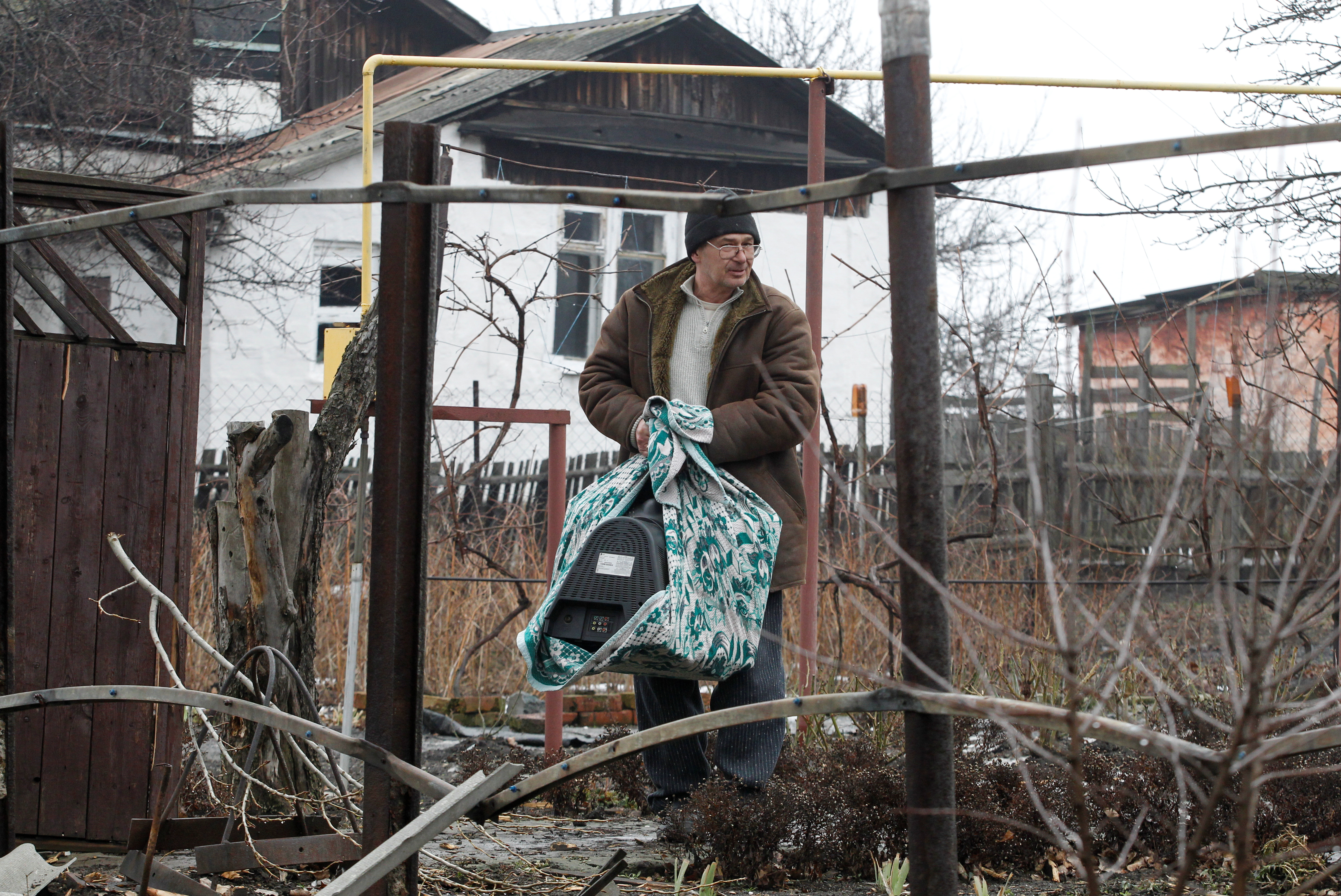 Una persona saca sus pertenencias en Lugansk (REUTERS/Alexander Ermochenko)