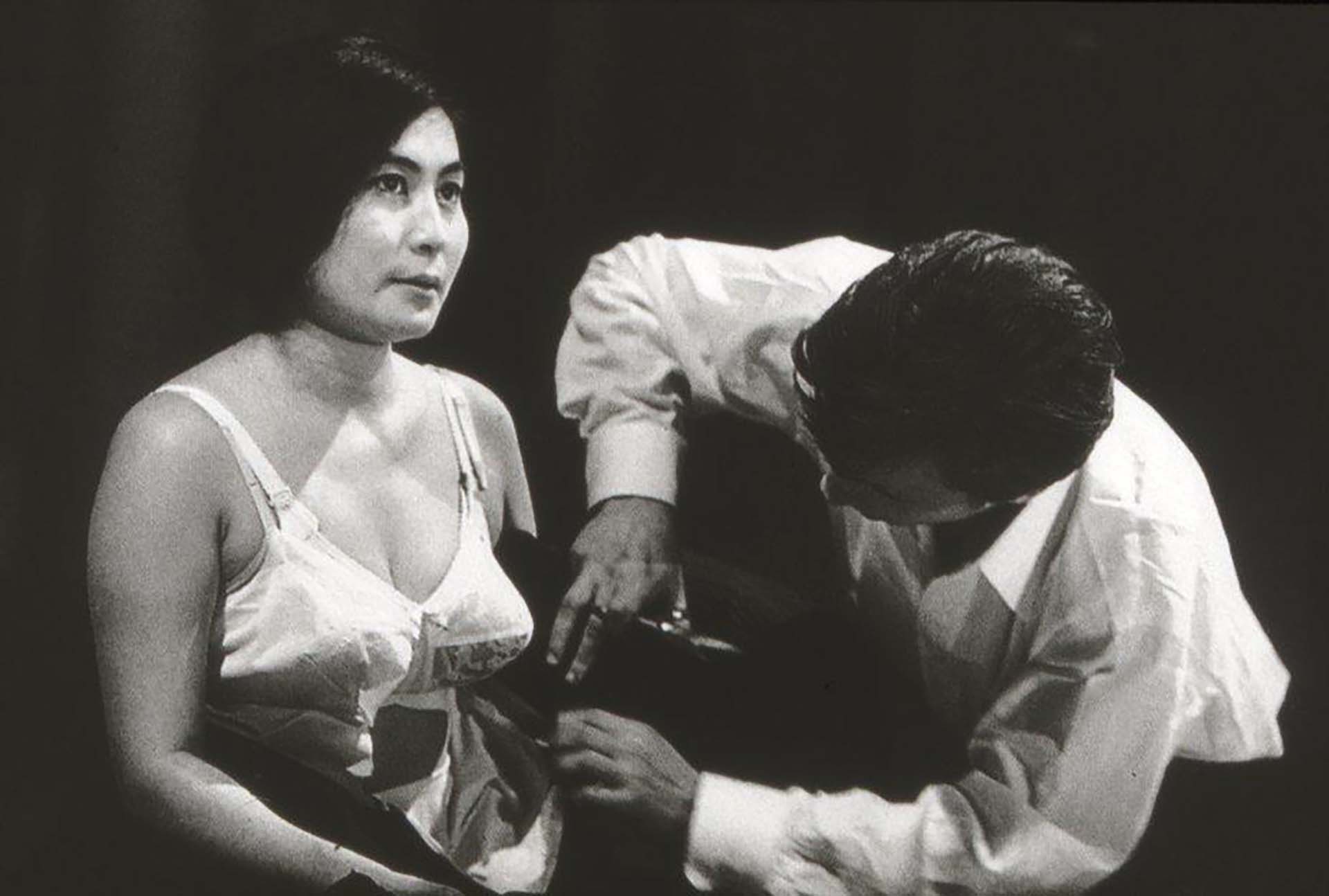 "Cut Piece", la obra que Yoko presentó en Londres. Vestida de negro, alentaba al público a cortarle pedazos de la ropa con una tijera hasta que la artista quedaba prácticamente desnuda (Getty Images)