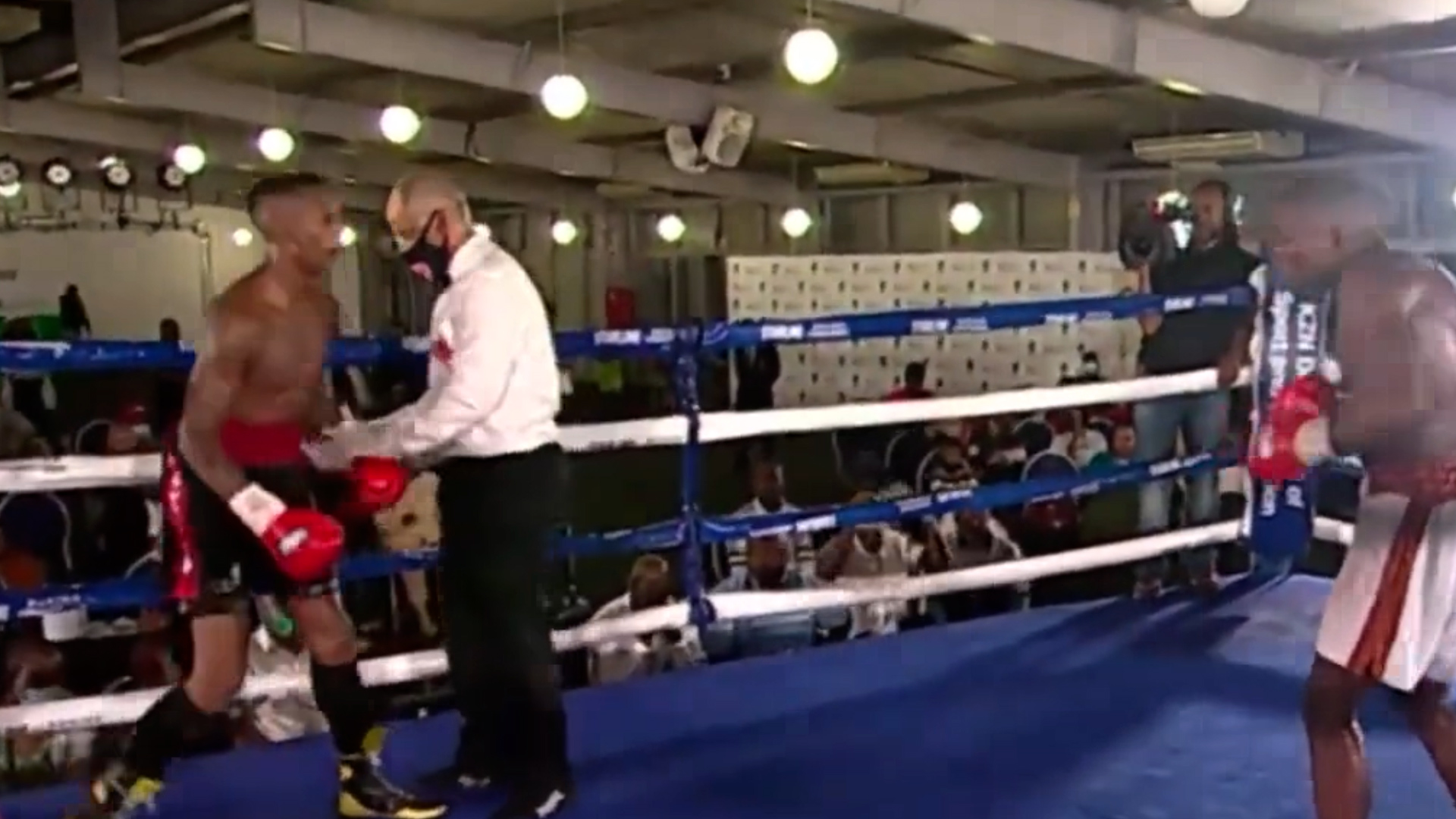 Simiso Buthelezi, le dio la espalda a Mntungwa y comenzó a boxear hacia la esquina del ring.