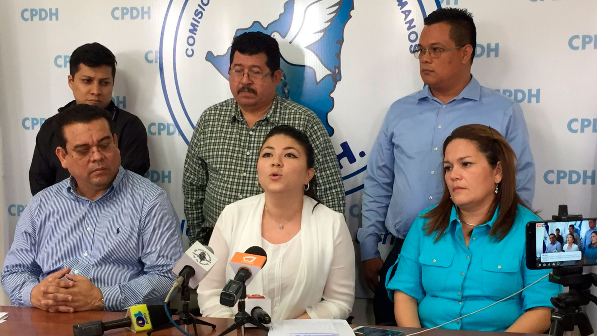 Exilio, cierres y detenciones ha aplicado Daniel Ortega contra los defensores de derechos humanos. En la gráfica de archivo, a la izquierda Marcos Carmona, director de la recién cerrada CPDH, y al centro María Oviedo, encarcelada por el regimen desde julio pasado.