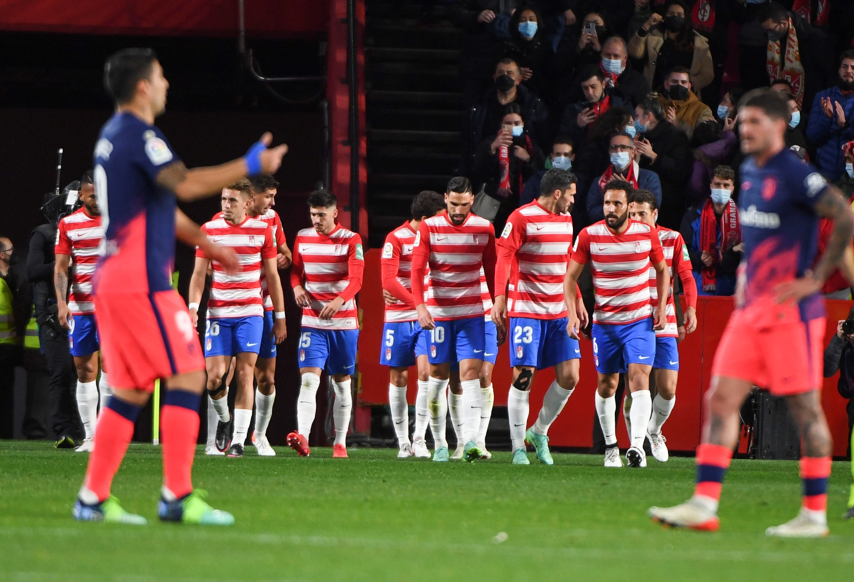 Los jugadores del Granada celebran el empate 1-1 de Darwin Machis.  EFE/Miguel Ángel Molina