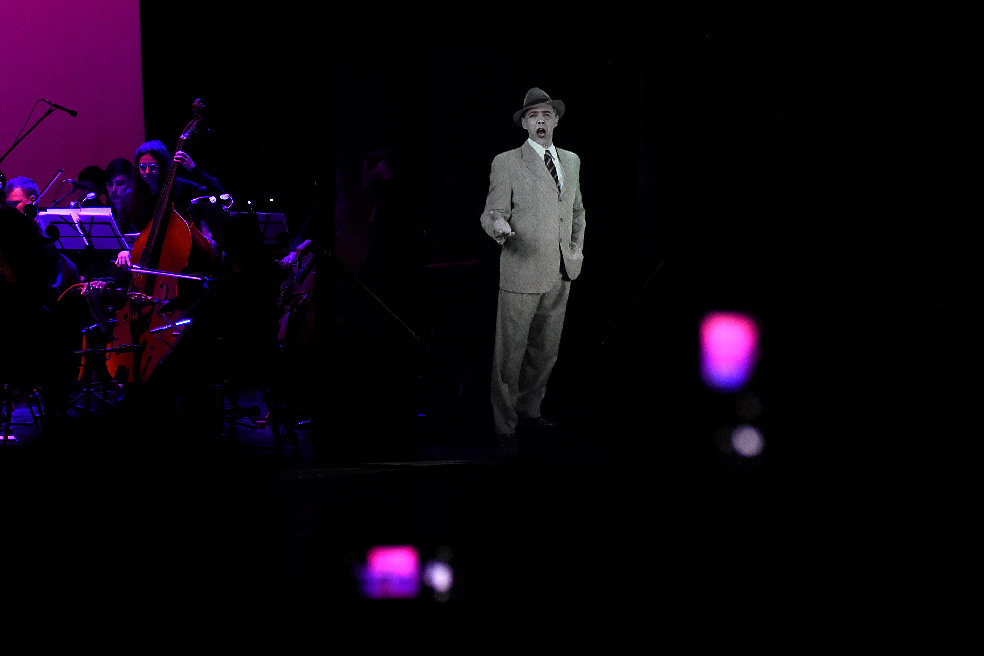 The projection of a hologram on the set allows Gardel to be seen in his splendor (Credit: Nicolas Stulberg)