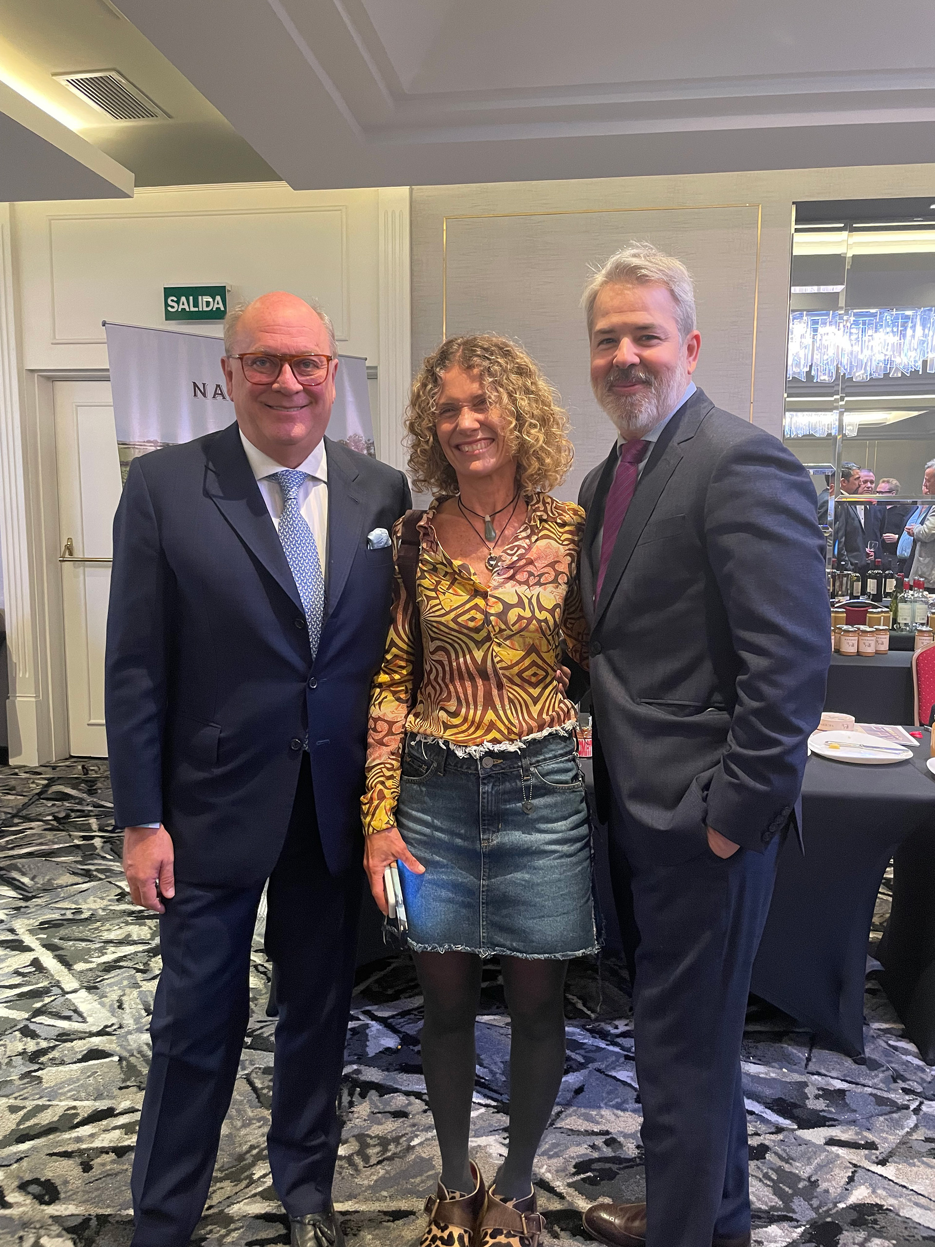 El empresario Martín Cabrales junto a Maru Botana y Fernando López, director del Hotel Emperador 