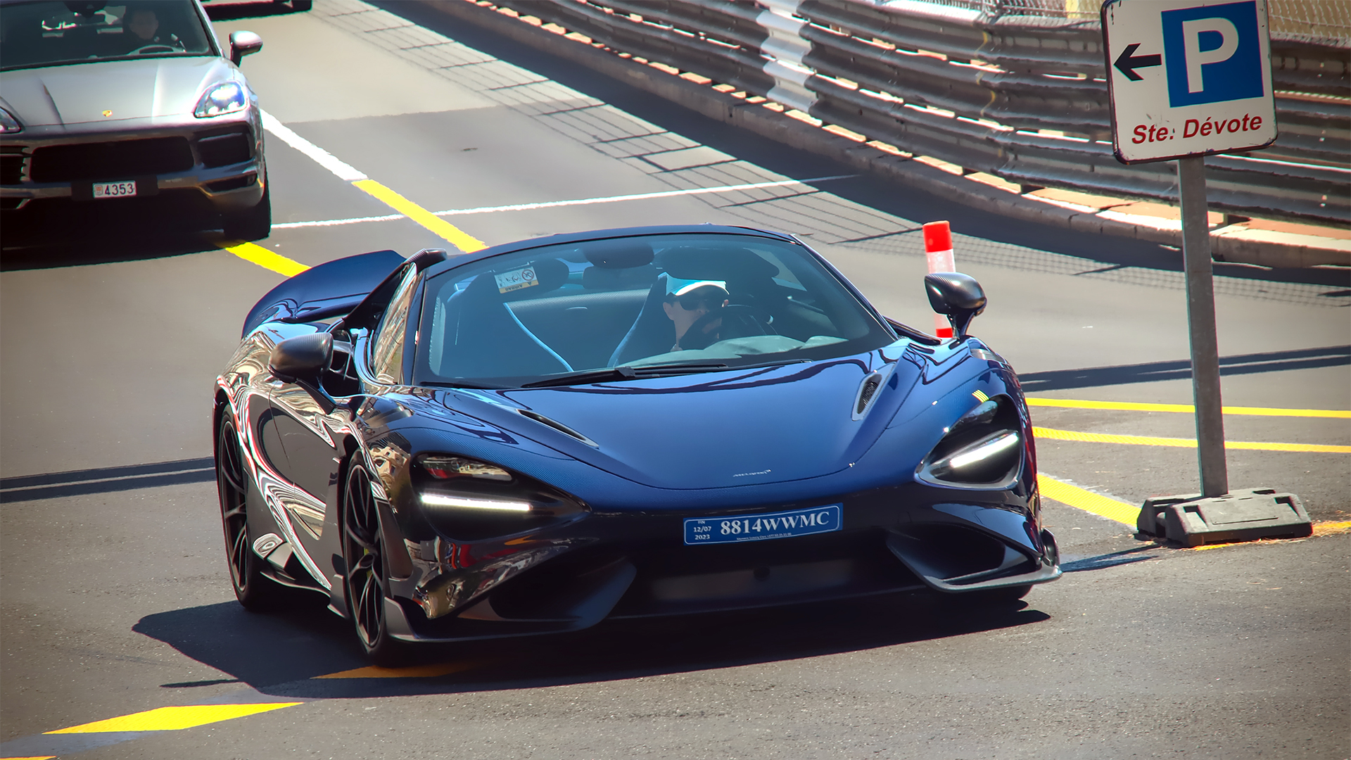 Norris luciendo su nuevo McLaren "de calle" en la zona de la iglesia de Saint Devote, en las calles de Mónaco