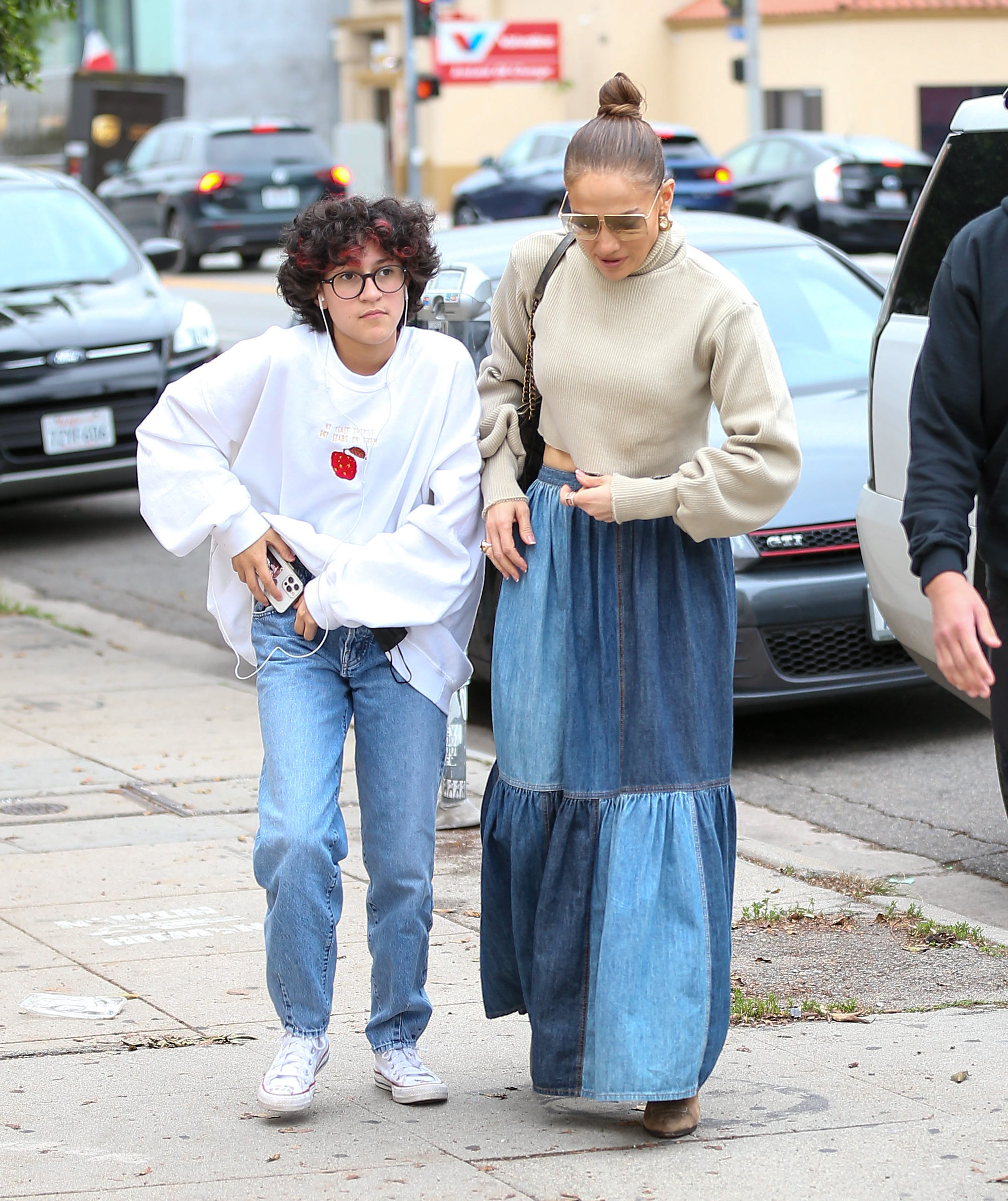 Día de shopping. Jennifer Lopez y su hija Emme recorrieron las tiendas más exclusivas de un reconocido paseo de compras de Los Ángeles. La artista lució una pollera larga de jean y un buzo corto, mientras que la adolescente optó por un pantalón y un buzo blanco