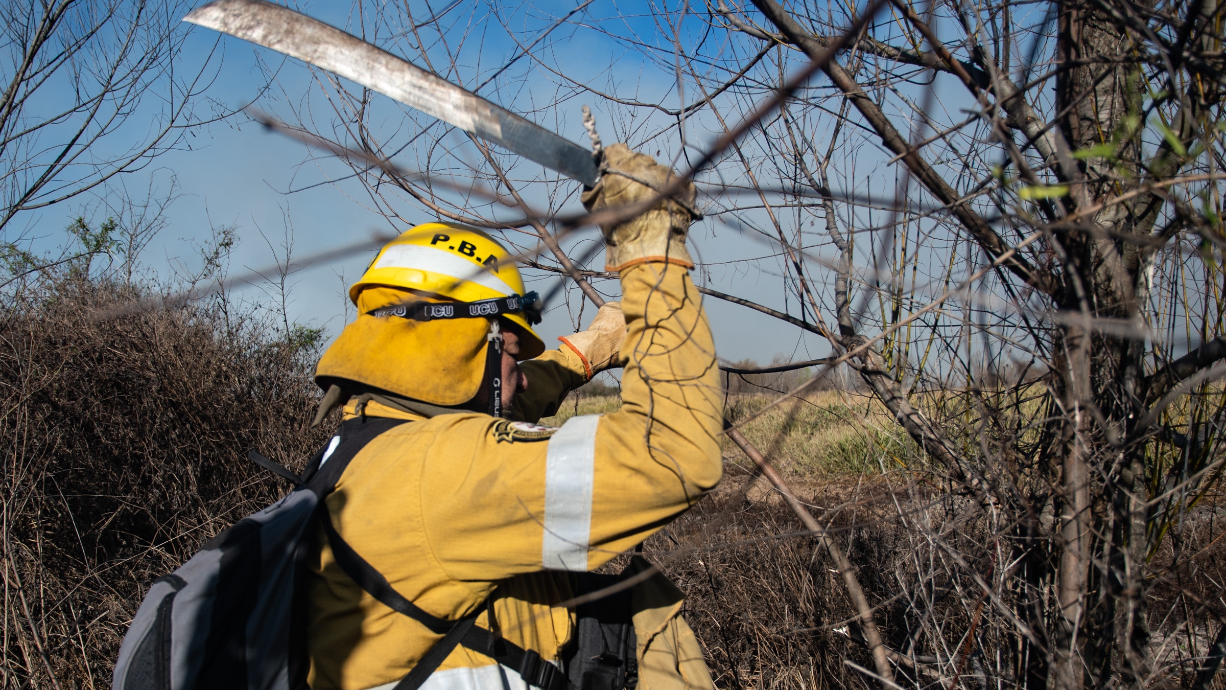 Más de 100 brigadistas enfrentando el fuego, vientos y humaredas: cómo se combaten los incendios en el Delta del Paraná