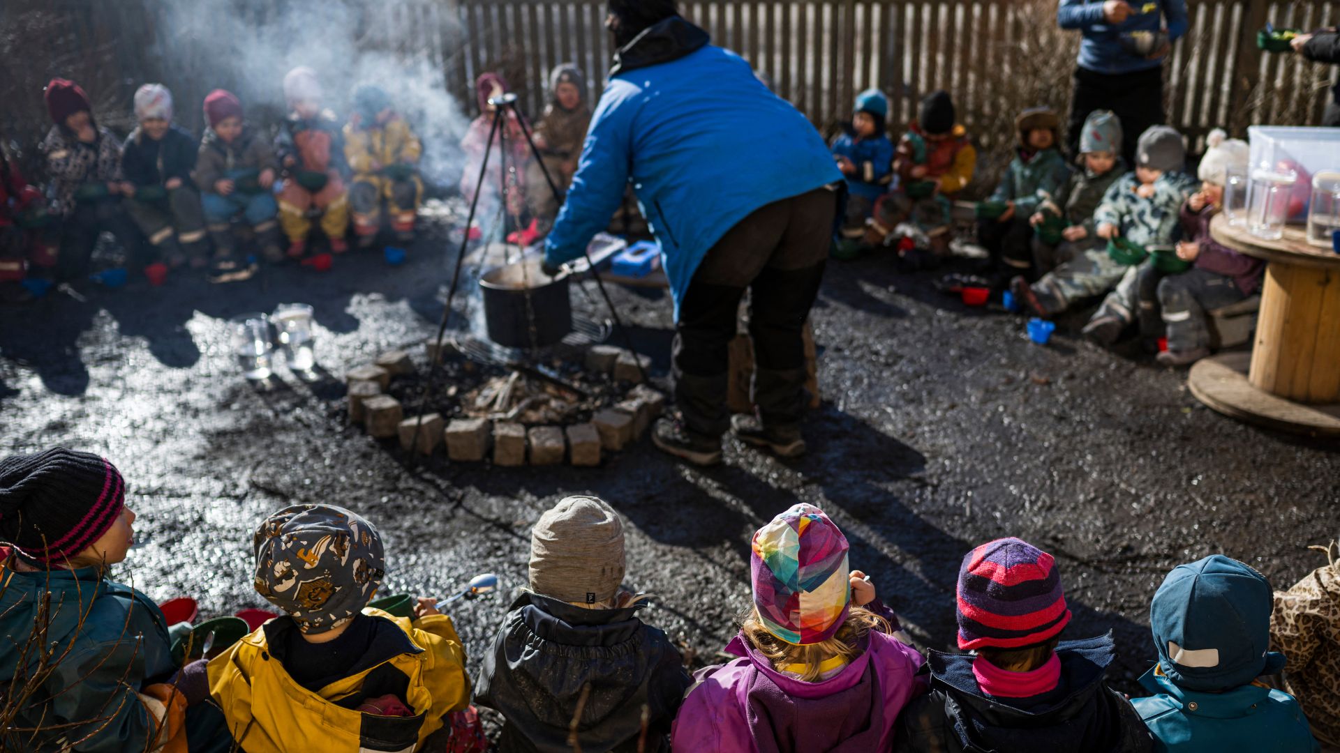 Entre bosques y temperaturas bajo cero, escandinavos impulsan la enseñanza preescolar al aire libre