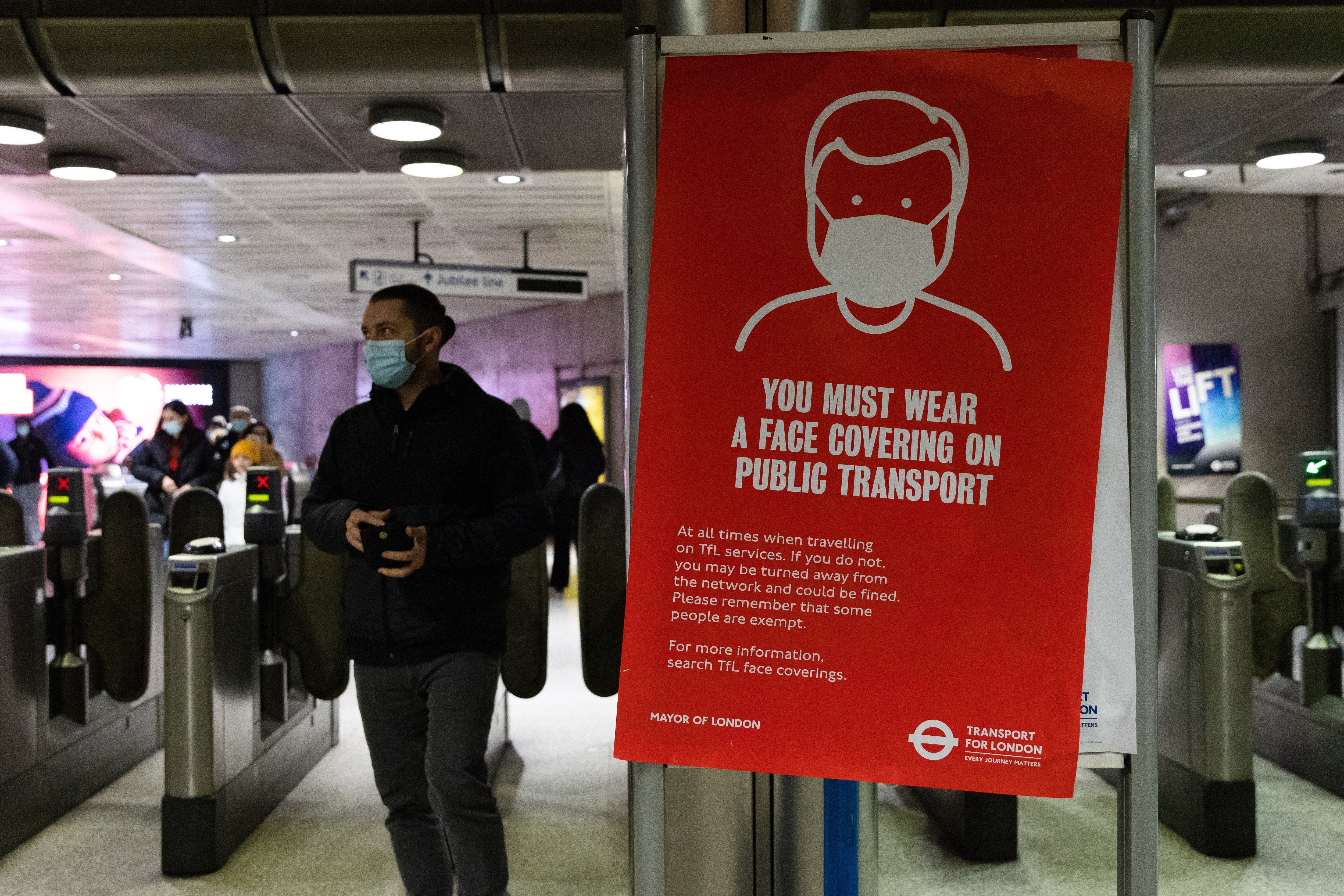 Un cartel recuerda la obligación de llevar mascarilla en el metro de Londres. EFE/EPA/VICKIE FLORES
