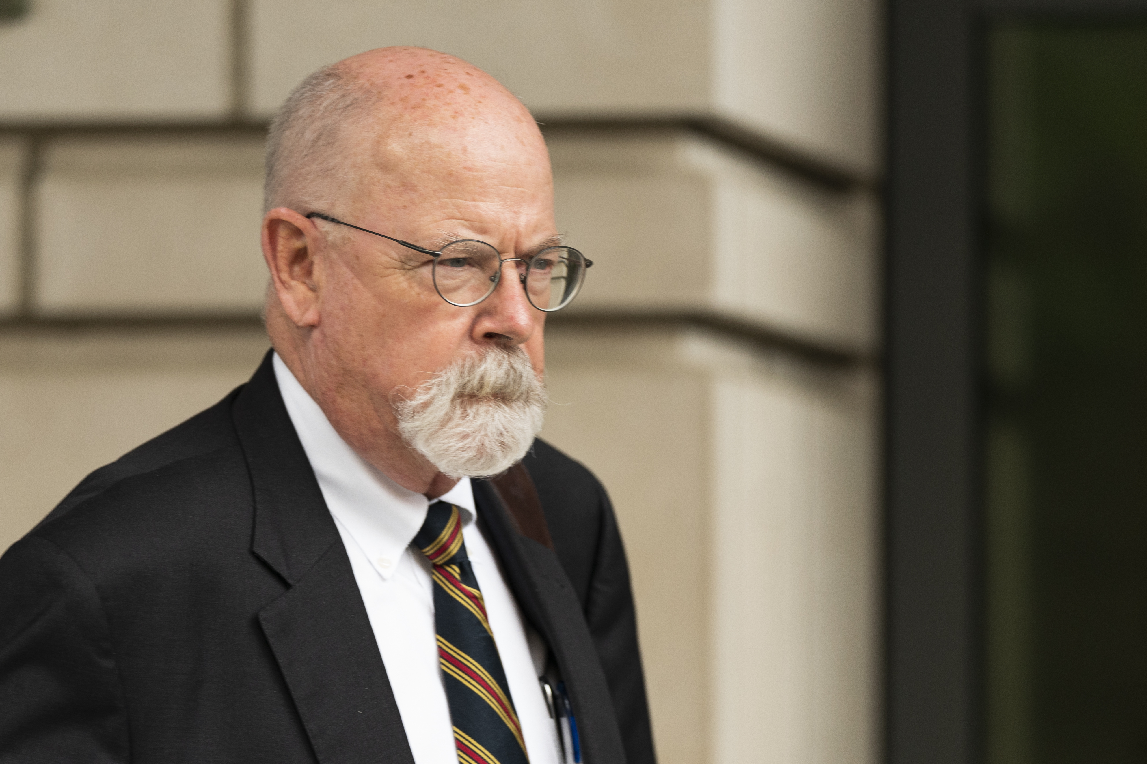 ARCHIVO - El fiscal especial John Durham, asignado a investigar posible mal manejo del FBI en su indagación sobre los vínculos entre la campaña de Donald Trump en 2016 y el gobierno ruso, sale de la corte federal en Washington, el 16 de mayo de 2022. (AP Foto/Manuel Balce Ceneta, archivo)