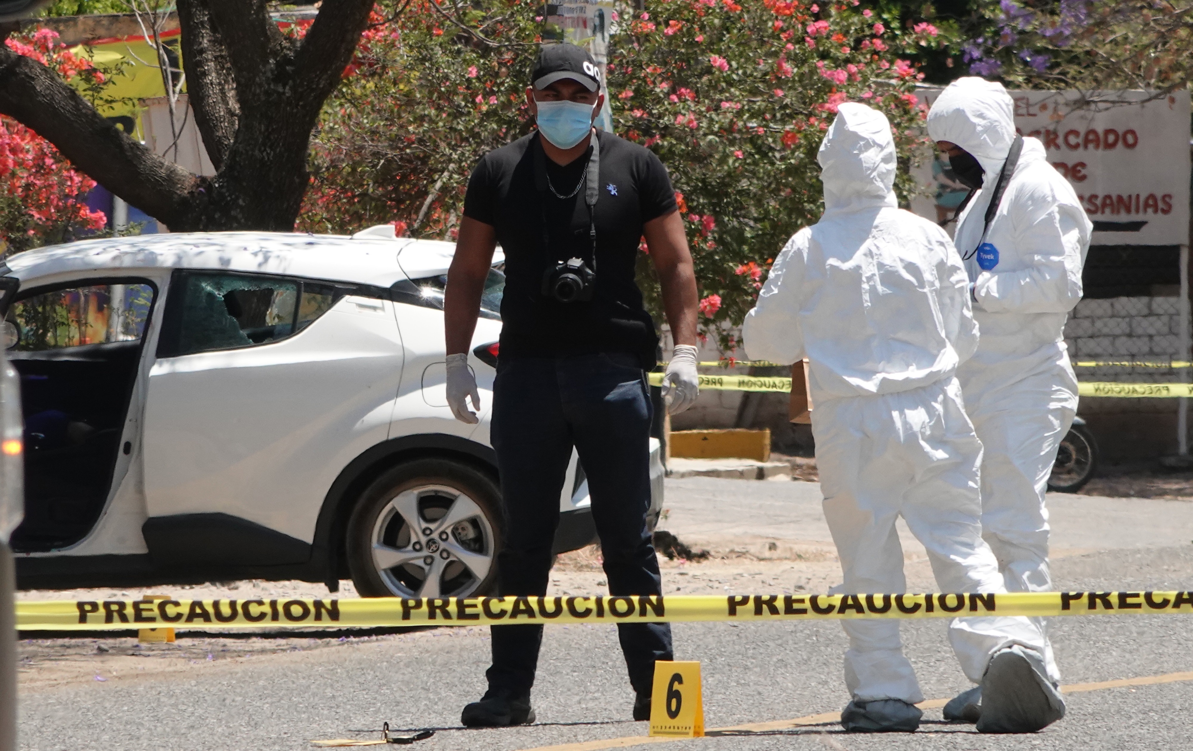 Fotografía de archivo de peritos forenses y policías ministeriales laborando en la zona donde se presentó un asesinato en estado de Morelos. EFE/Daniel Ricárdez
