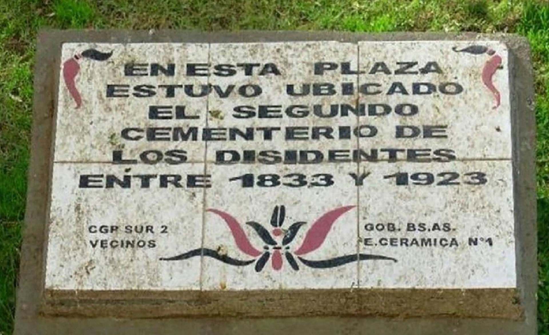 Placa recordatoria de la existencia del Cementerio Victoria en la plaza 1ro. de Mayo.