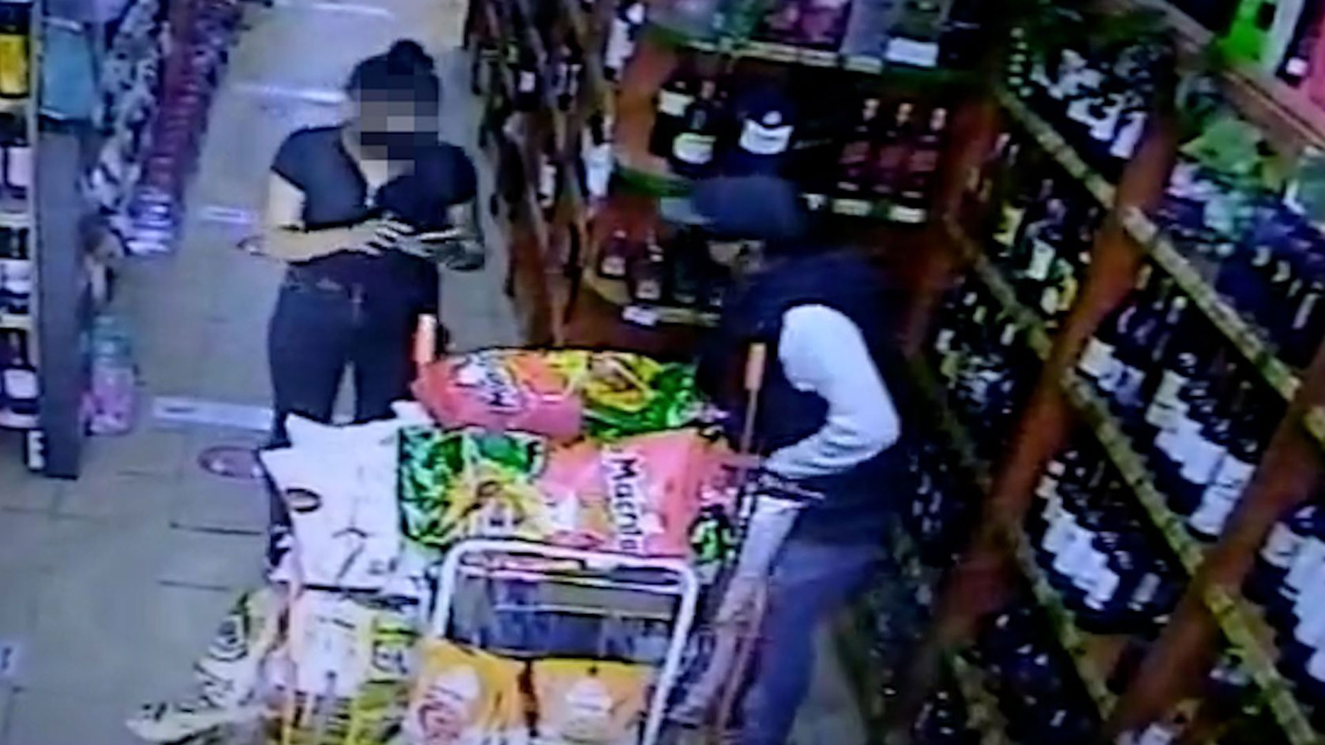 Video: así intentaron camuflarse los asesinos del kiosquero en un  supermercado - Infobae