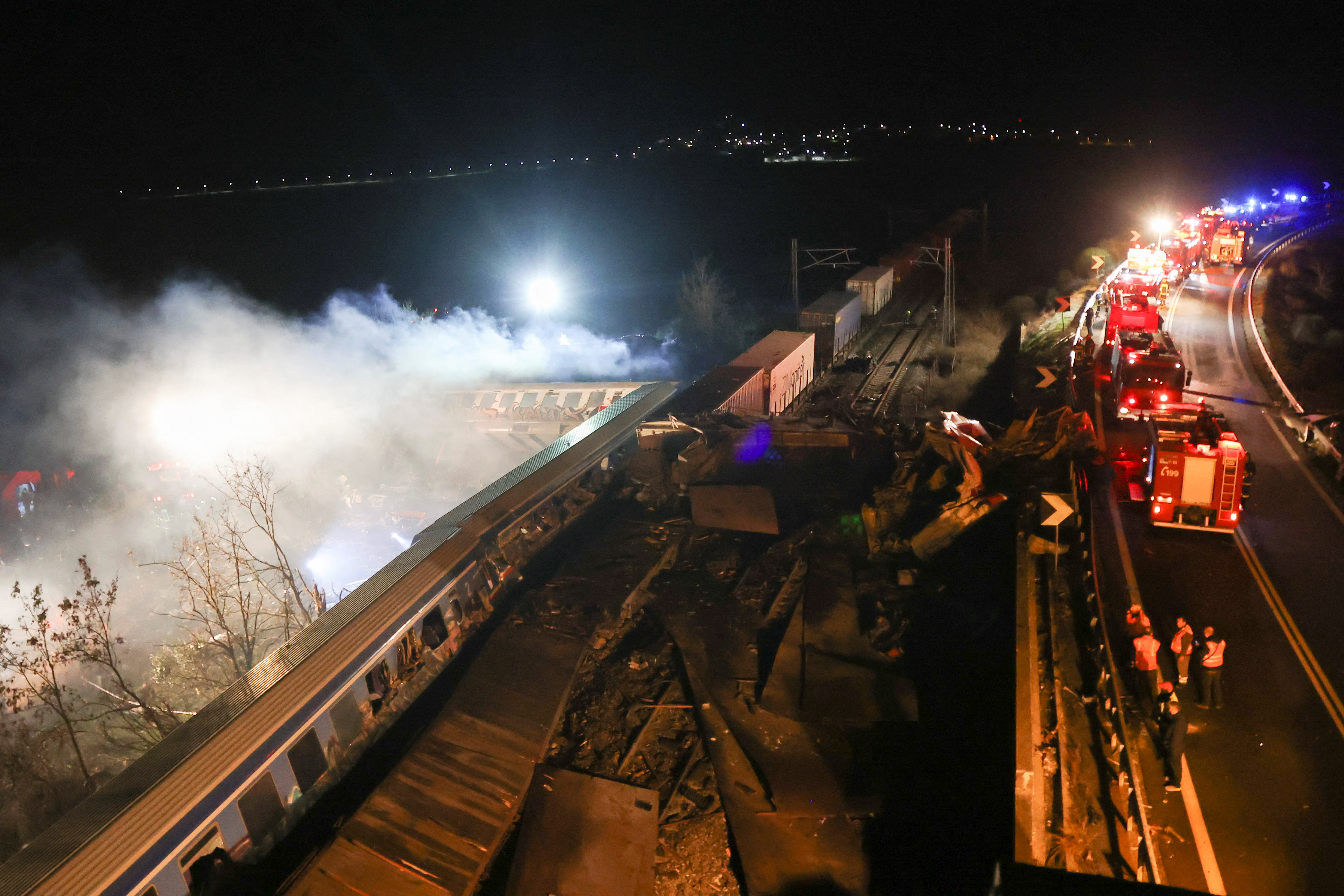 En los dos trenes, uno de pasajeros y otro de mercancías, viajaban unas 350 personas y 20 tripulantes, explicó la empresa ferrocarril “Hellenic Train”. (REUTERS/Thanos Floulis)