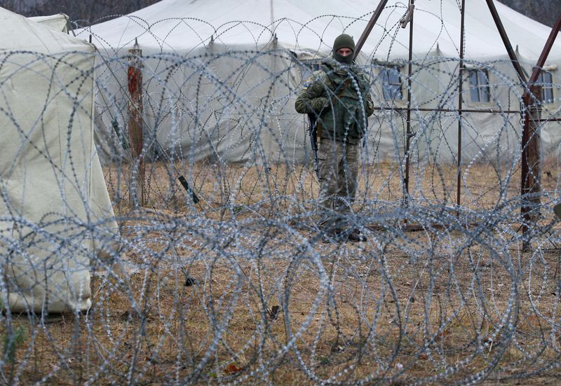 Un miembro del Servicio Estatal de Guardia de Fronteras de Ucrania cerca de la frontera con Bielorrusia y Polonia, en la región de Volyn, Ucrania,16 de noviembre de 2021. REUTERS/Gleb Garanich