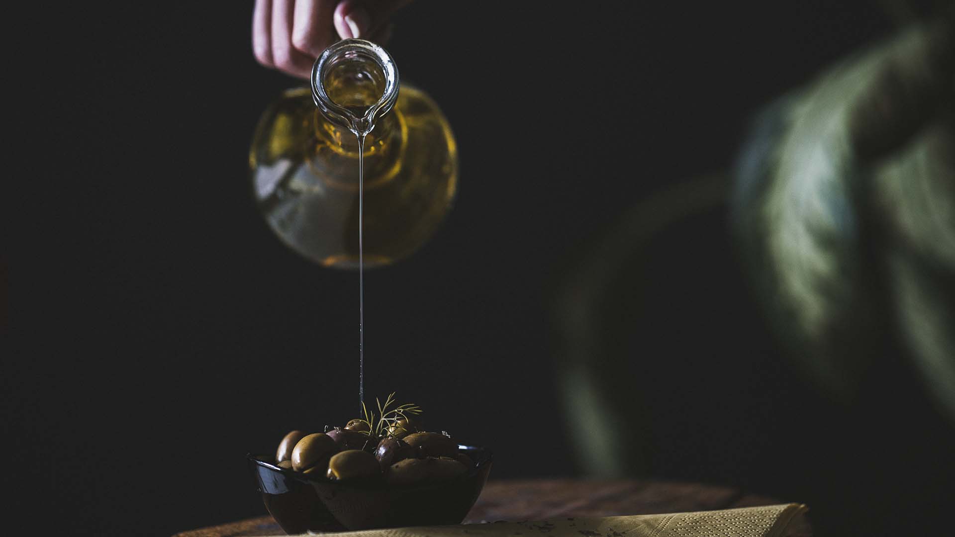 Se hace hincapié en las grasas saludables. Se recomienda el aceite de oliva como principal grasa añadida, en sustitución de otros aceites y grasas (mantequilla, margarina) (Getty Images)