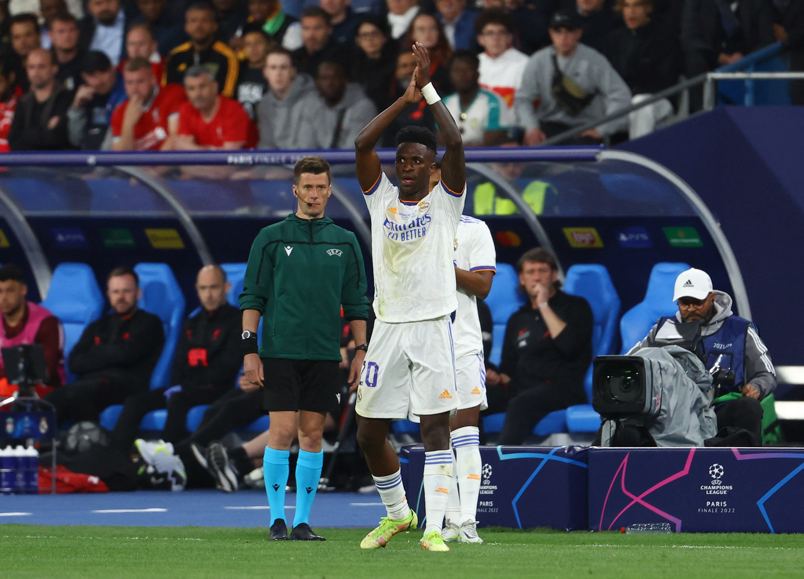 Vinicius Junior se retiró aplaudido del césped del Stade de France tras hacer el gol de la consagración.