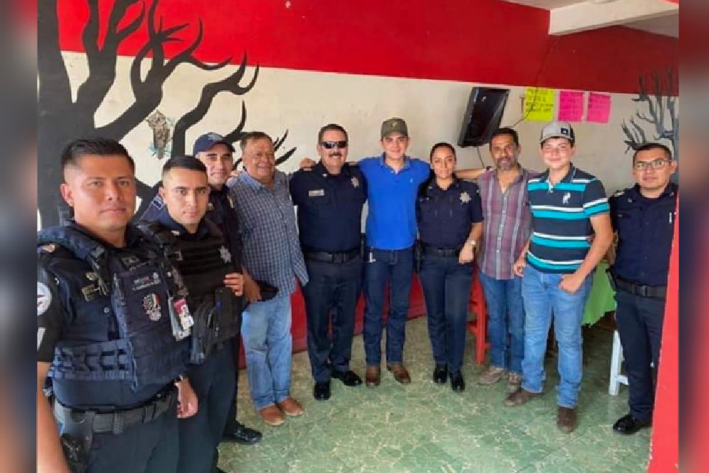 Efectivos de la Guardia Nacional e integrantes de la familia Valencia, que forma parte de una organización delictiva en Puebla (Foto: Especial)