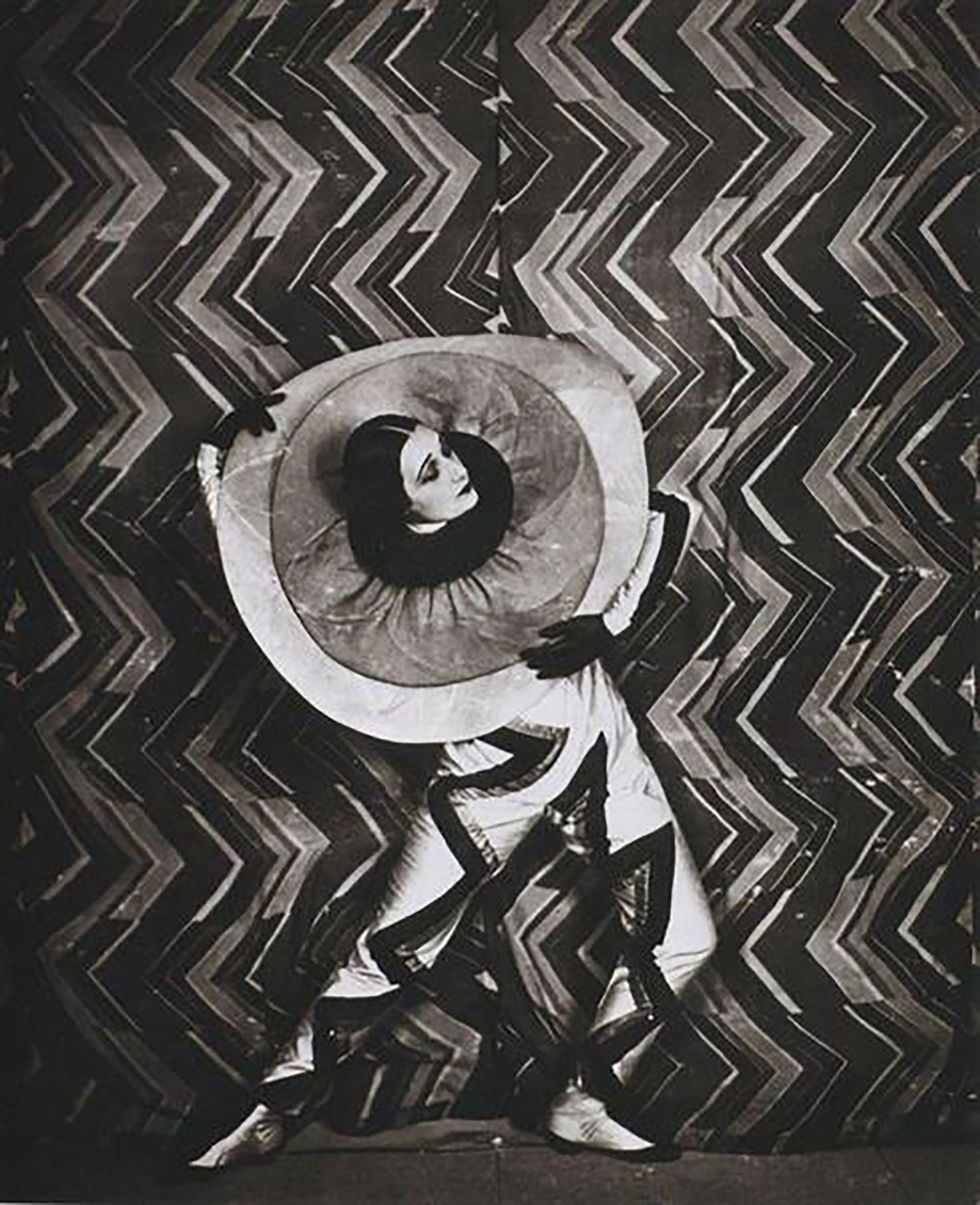 Traje de Pierrot-Éclair diseñado por Sonia Delaunay para la película de René Le Somptier "Le P'tit Parigot" (1926)