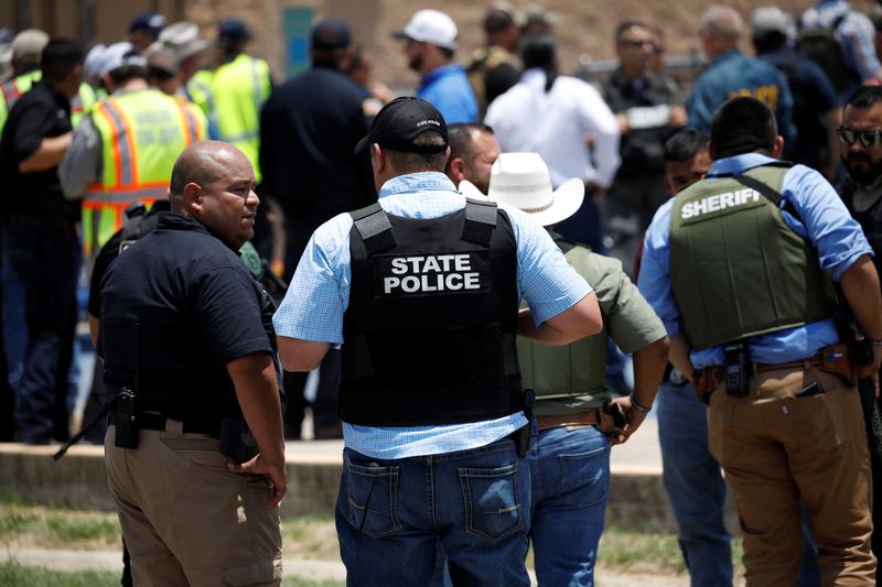 Foto del martes de agentes de seguridad en el lugar de un tiroteo en la Robb Elementary School en Uvalde, Texas (REUTERS/Marco Bello)