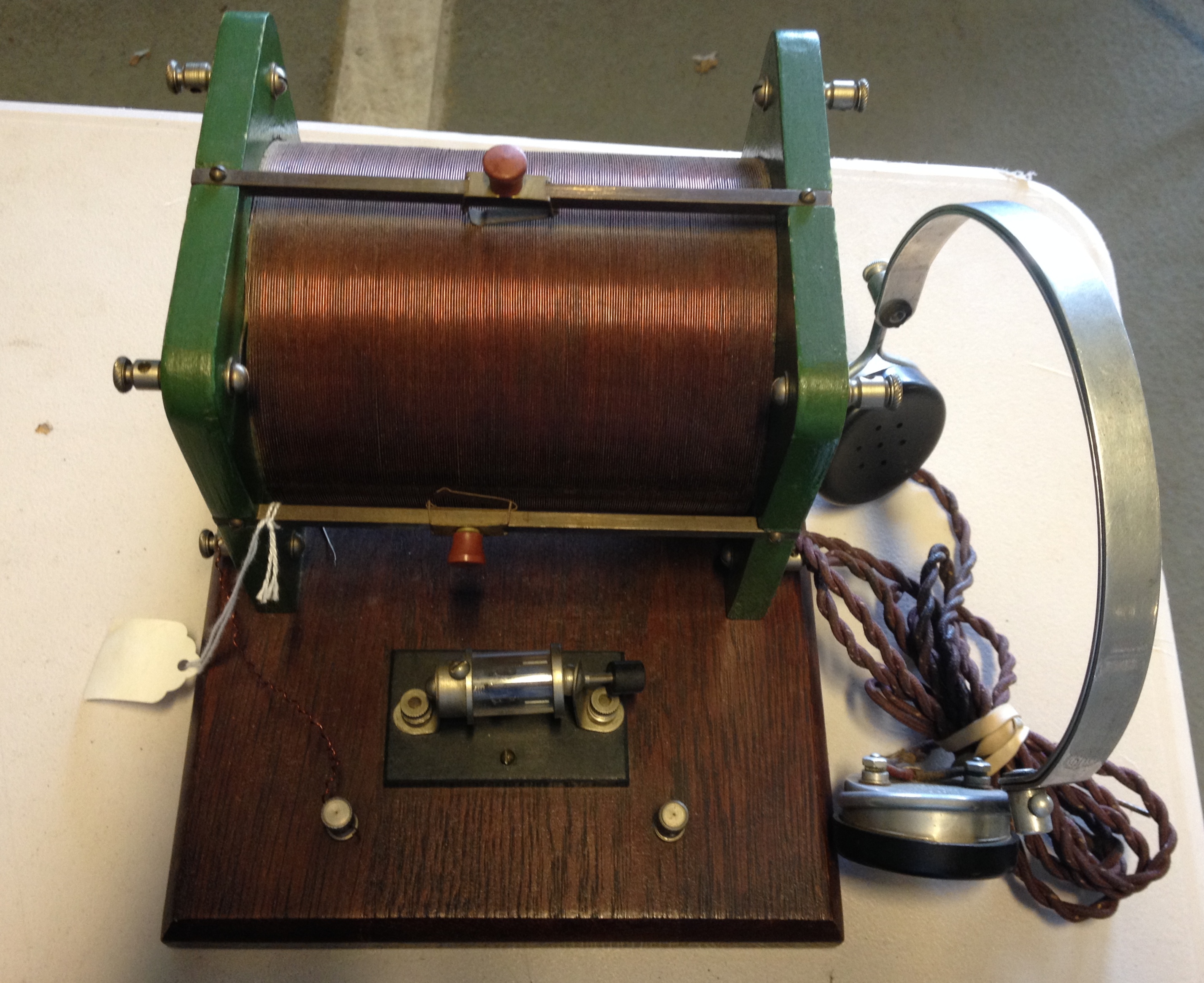 Un ejemplo de una radio galena, que le enseño a construir su padre, sin pilas y sin conectar a la corriente