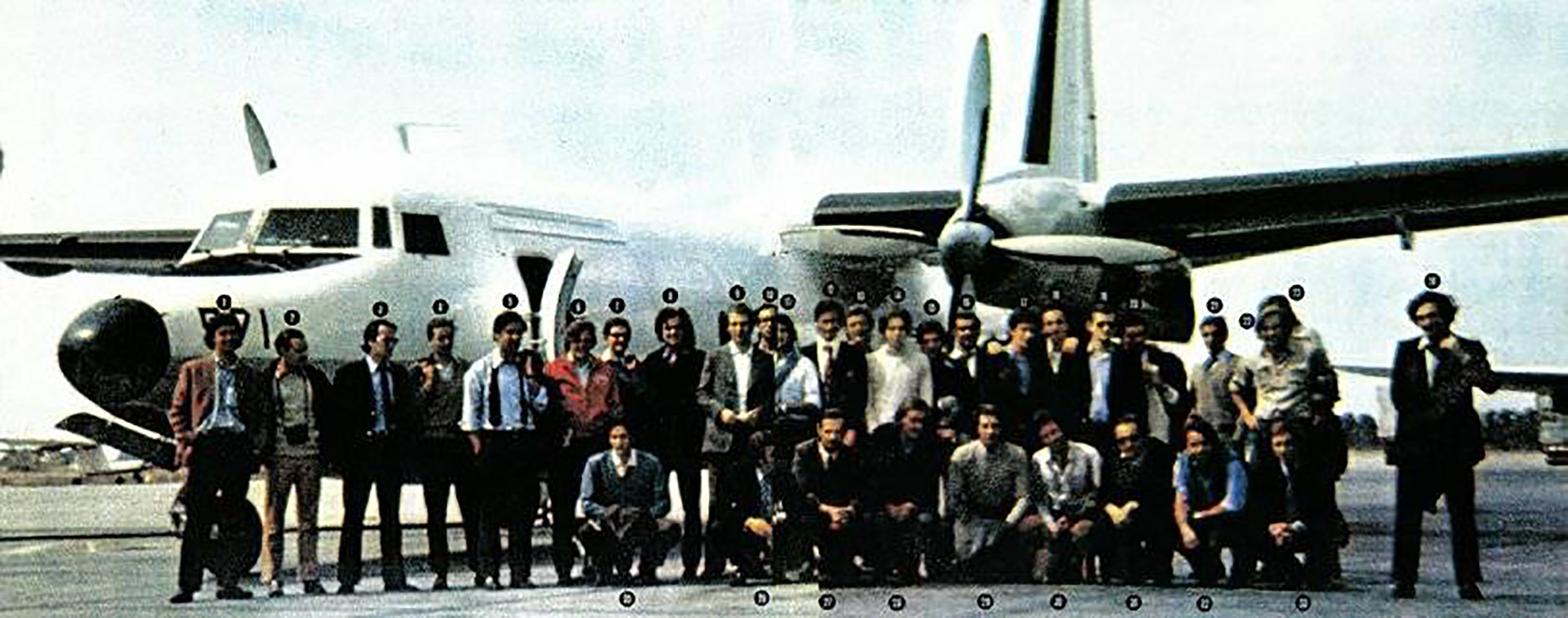 El equipo de Old Christians antes de embarcar en el Fairchild de la Fuerza Aérea Uruguaya en el aeropuerto de Carrasco