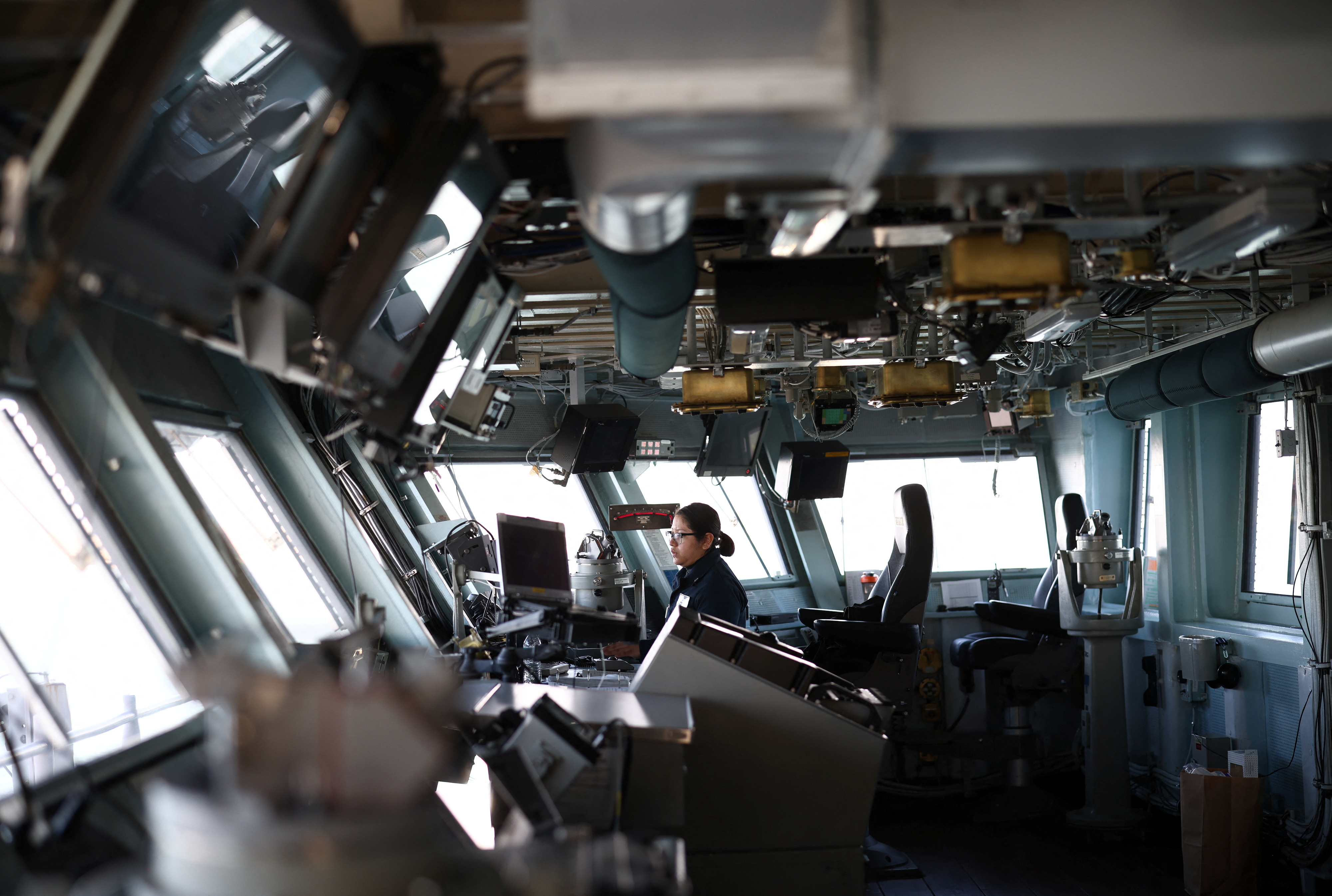 ARCHIVO: Un miembro de la tripulación trabaja en el puente del portaaviones estadounidense USS Gerald R. Ford mientras está anclado en el Solent, cerca de Gosport, Gran Bretaña, el último 17 de noviembre de 2022 (Reuters)