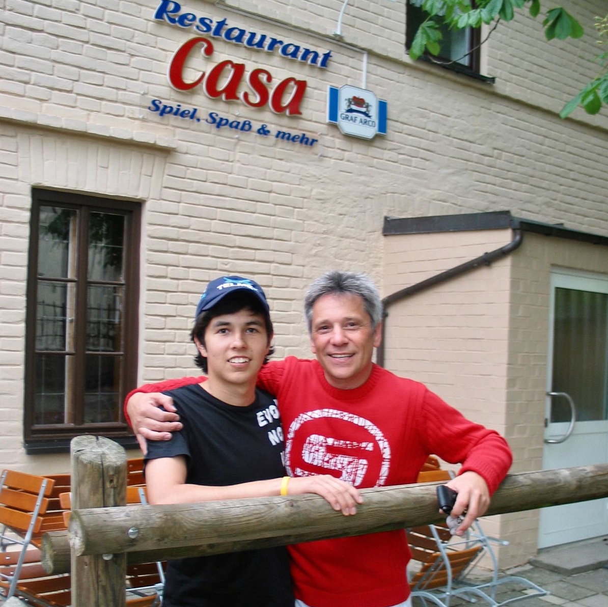 Checo Pérez compartió una foto del restaurante donde vivió cuando llegó a Europa (Foto: Instagram/@SChecoPerez)