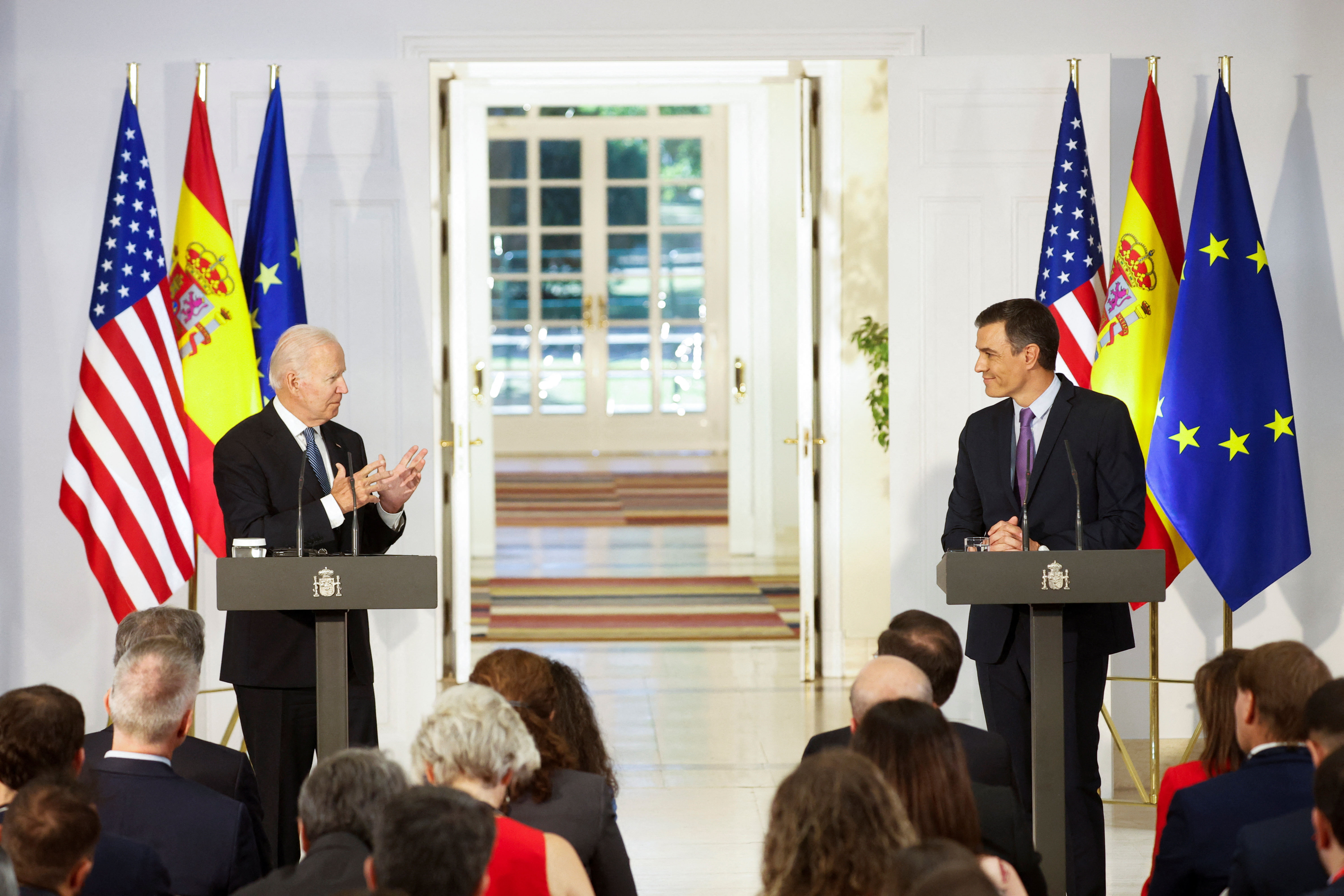 El presidente del gobierno español, Pedro Sanchez, recibe en el Palacio de la Moncloa al presidente estadounidense, Joe Biden, en el marco de la cumbre de la OTAN. REUTERS/Juan Medina