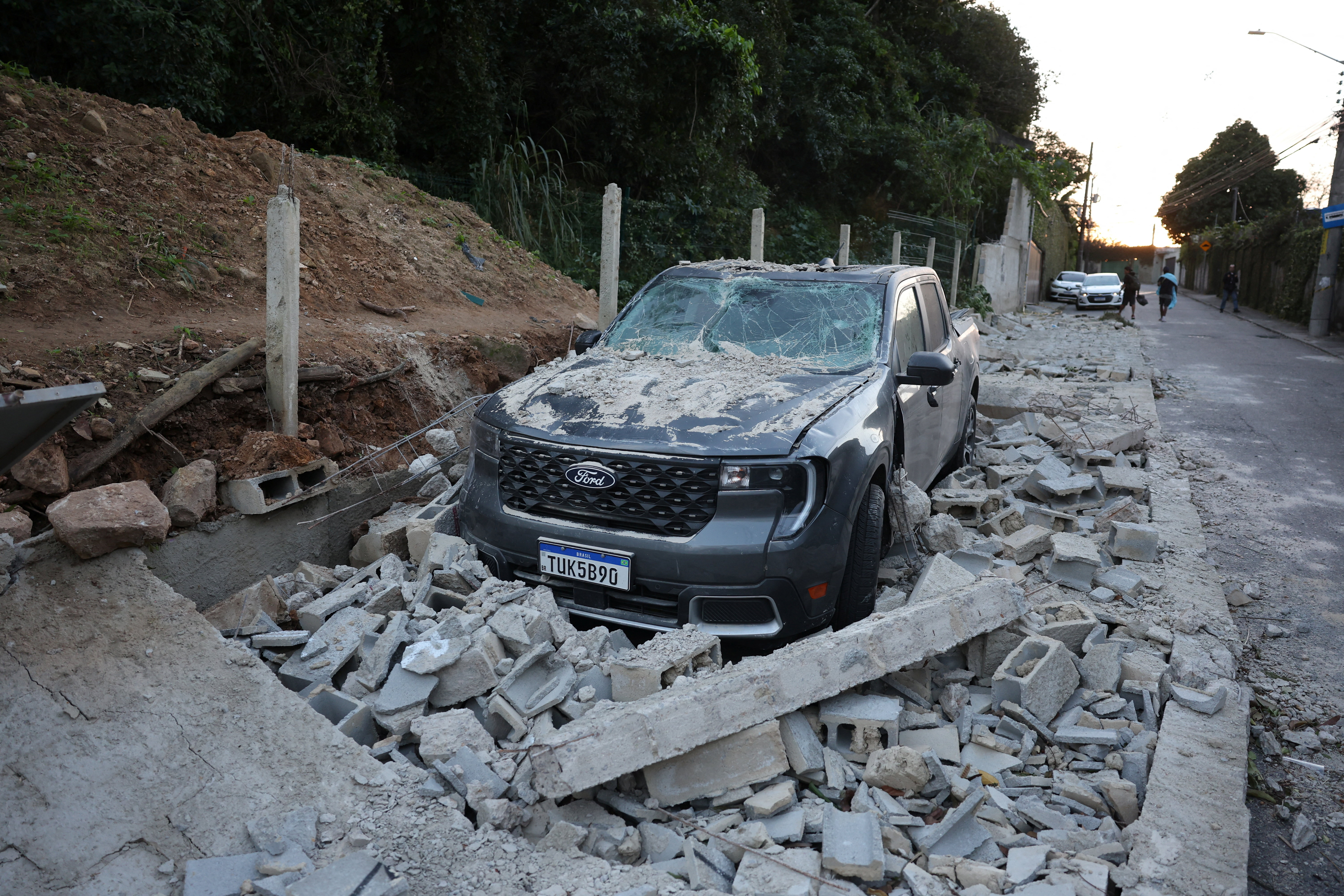 Tragedia en Brasil: muri&oacute; un ex futbolista del Botafogo tras el derrumbe de un muro durante un temporal en R&iacute;o de Janeiro