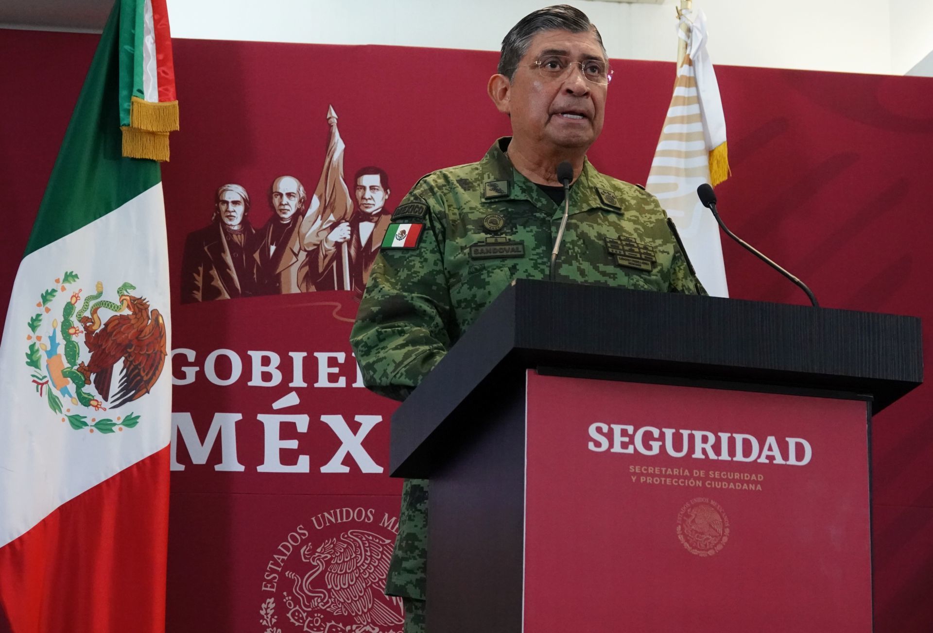 Luis Crescencio Sandoval reported that the arrest of El Ratón left at least 29 dead: 10 soldiers and 19 alleged members of the criminal group.  PHOTO: GALO CAÑAS/CUARTOSCURO.COM