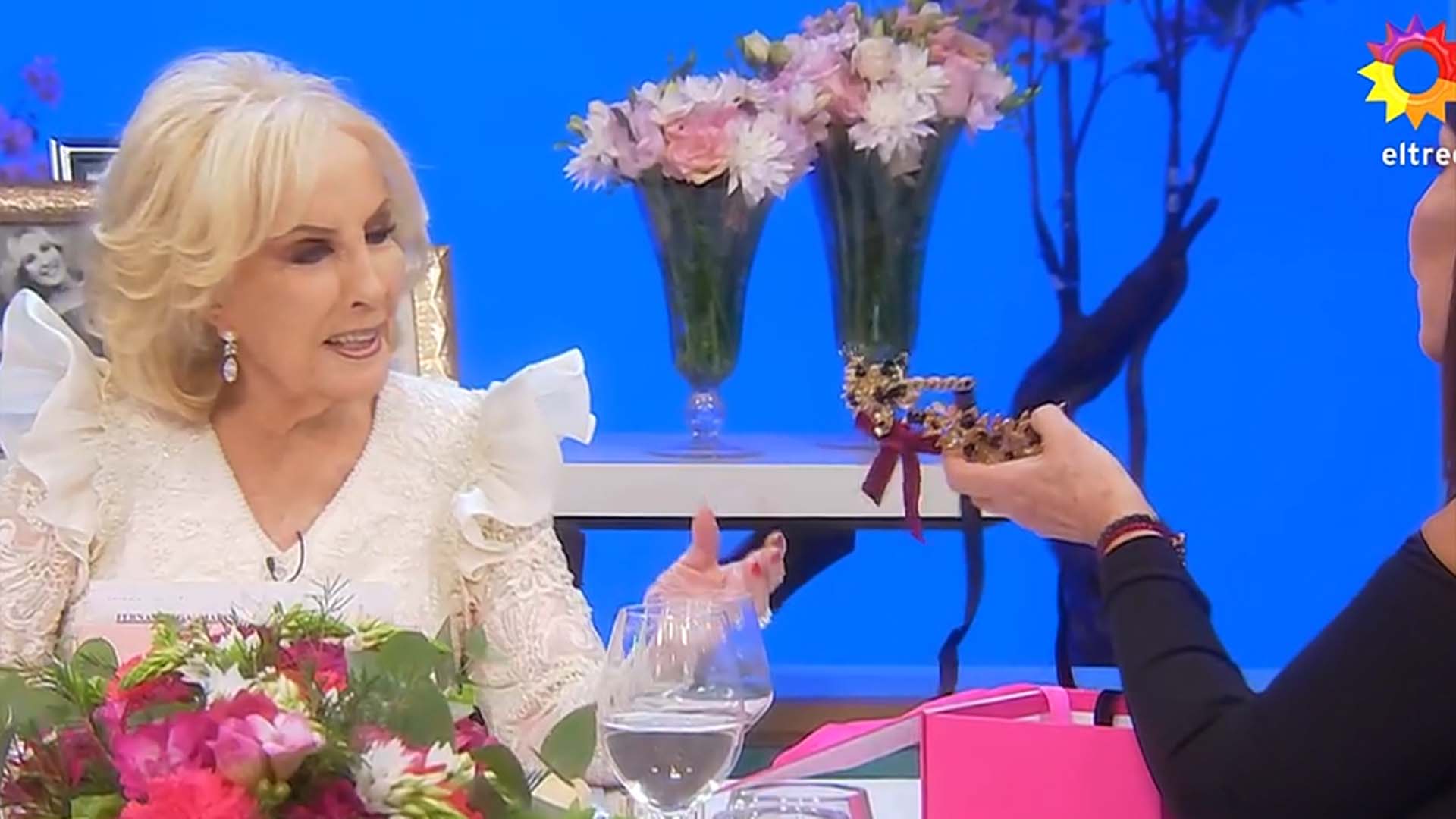 Moria Casán le regaló una corona a Mirtha Legrand