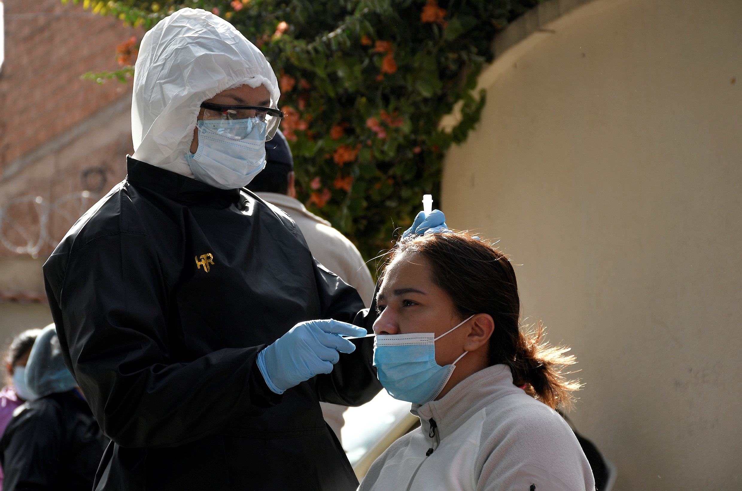 Una trabajadora de la salud toma una prueba antígeno contra la covid-19 en Cochabamba (Bolivia), en una fotografía de archivo. EFE/Jorge Ábrego
