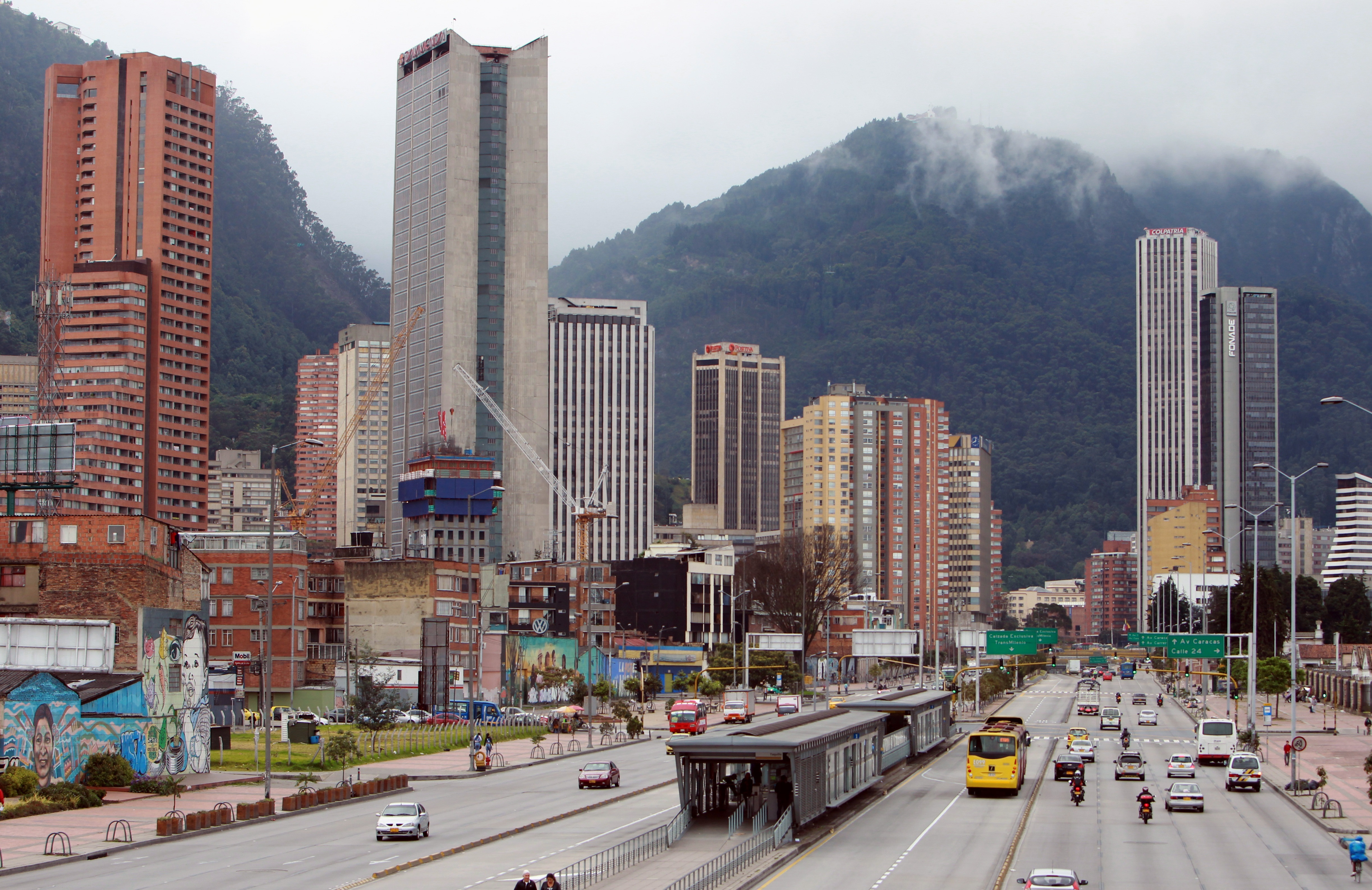 En el contexto de pandemia, donde han muerto más de 17.000 personas y el desempleo se ubicó en el 18,2 % en Bogotá, es clave crear alternativas para dinamizar el crecimiento, la creación de empleos y la productividad, una ventana que se abre para la deslocalización cercana, según el Instituto Distrital de Turismo (IDT). EFE/Mauricio Dueñas Castañeda/Archivo
